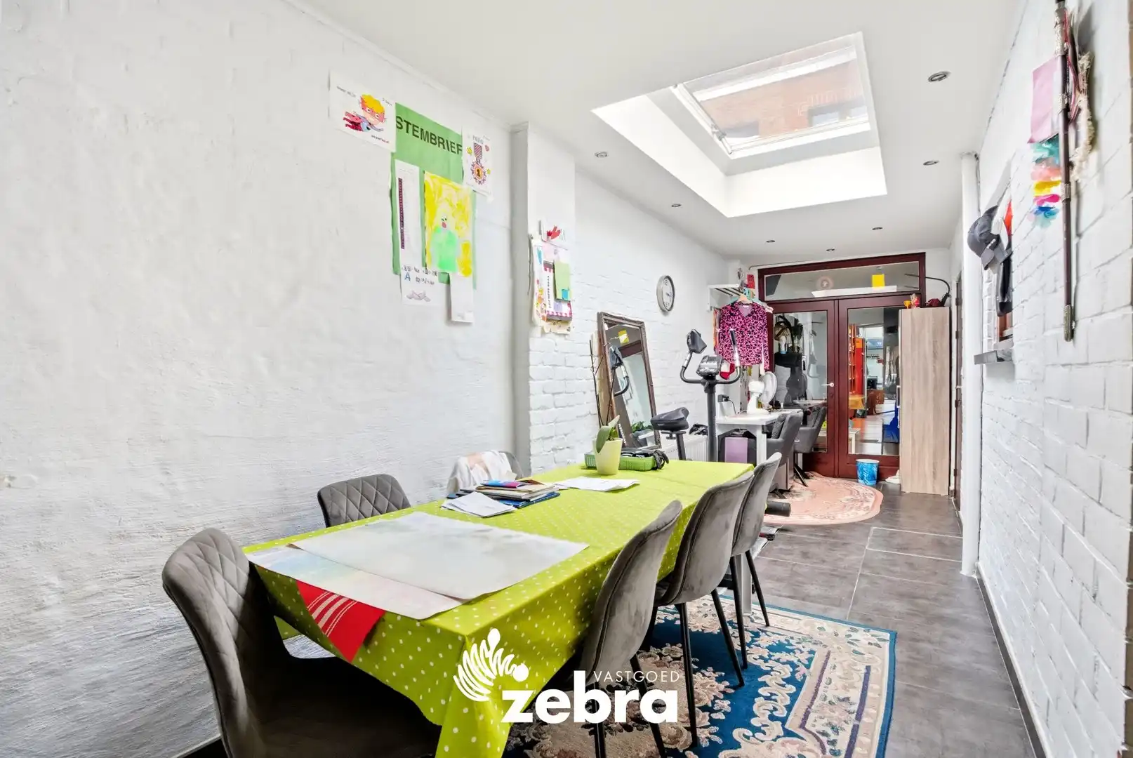 Gesloten bebouwing met 4 slaapkamers, ruime garage en handelsruimte in Sint-Kruis foto 15