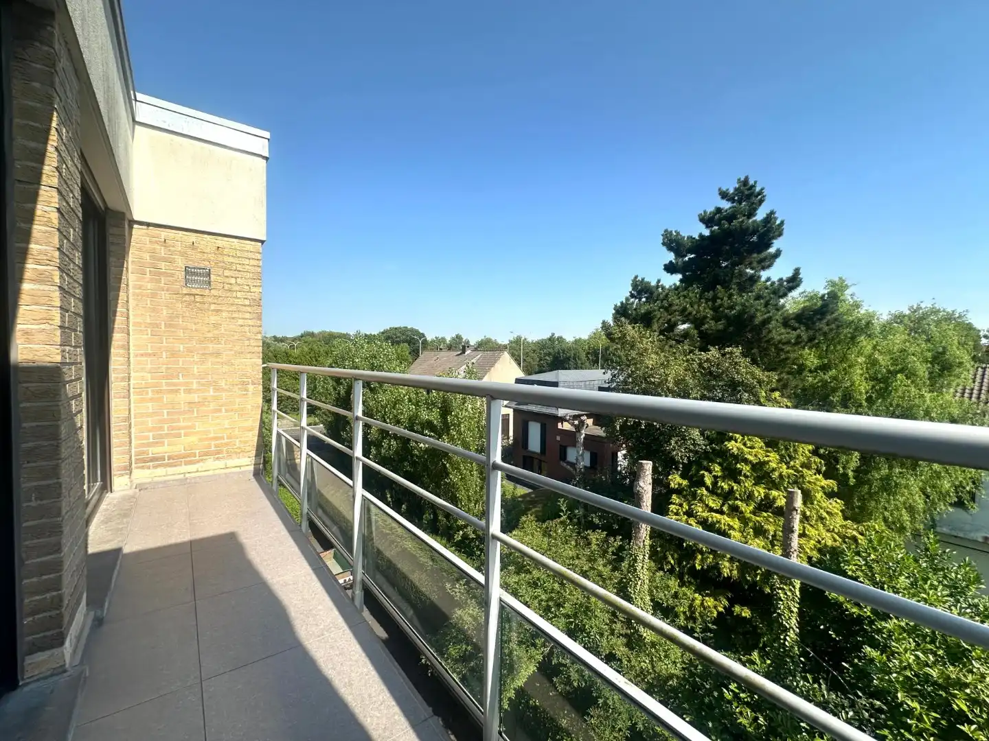 Lichtrijk appartement met drie slaapkamers foto 18