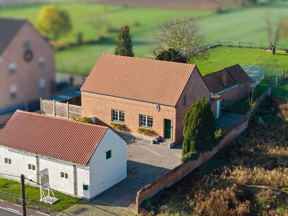 KARAKTERVOLLE WONING MET GROTE GARAGE OP EEN PRACHTIG PERCEEL VAN 13A50CA IN ALKEN foto {{pictureIndex}}