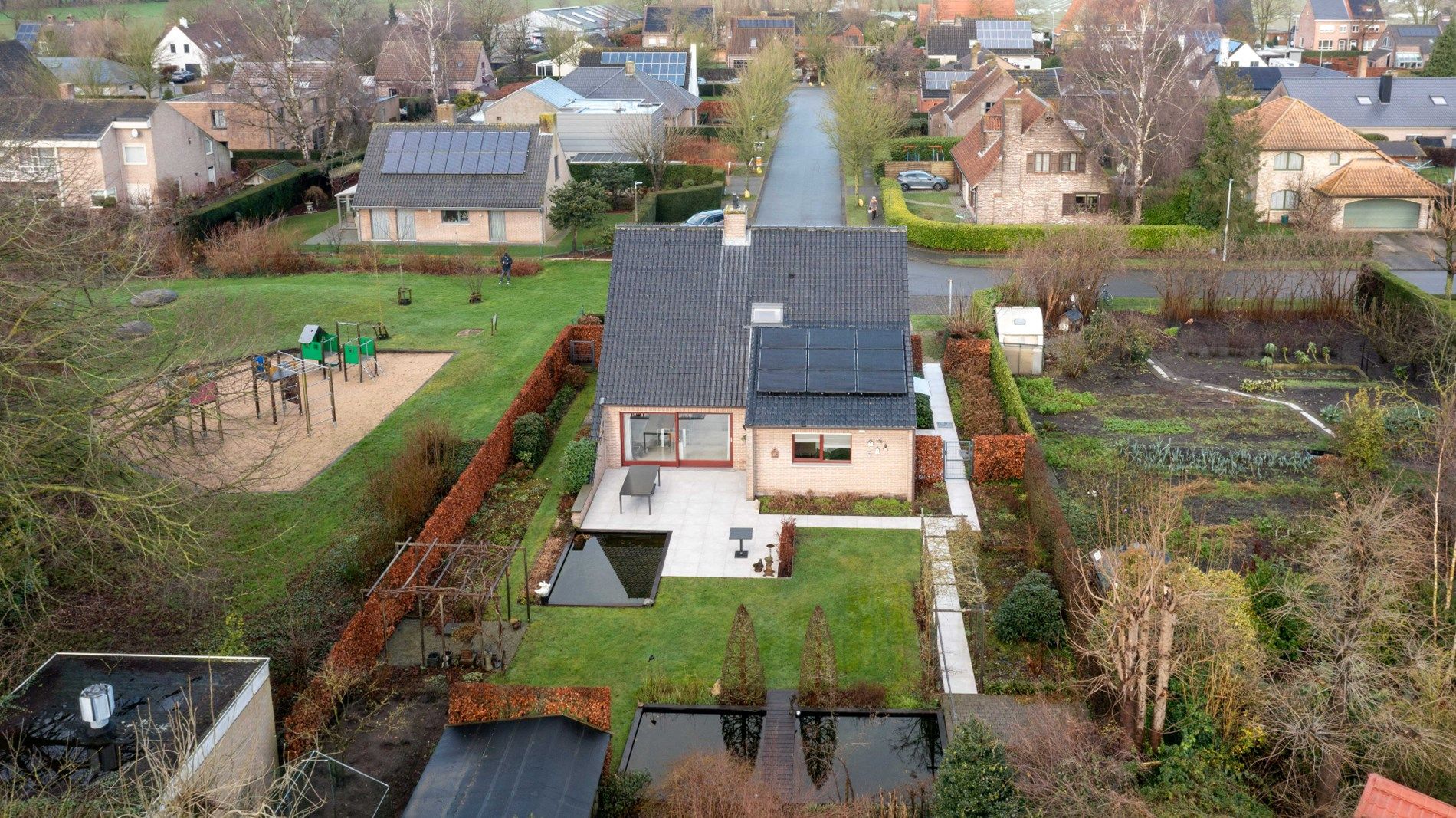 Steeds vernieuwende, energiezuinige villa met garage en zongerichte tuin in residentiële, kindvriendelijke buurt te Sint-Kruis. foto 27