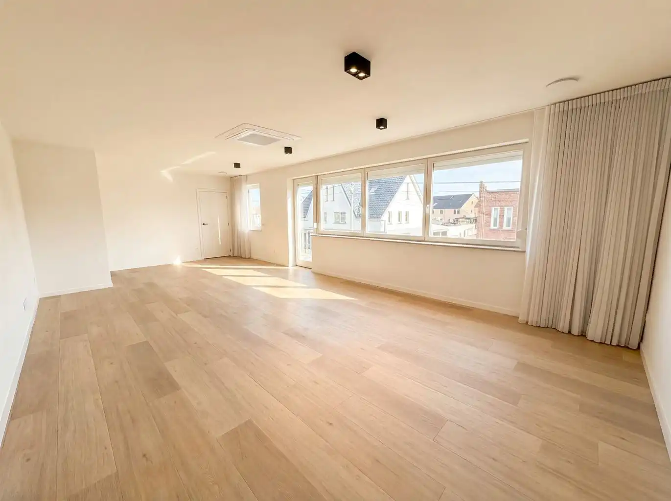 Luxe appartement voorzien van 4 slaapkamers, ruim terras, afgesloten garagebox en 2 autostaanplaatsen gelegen nabij het centrum van Maaseik. foto 2