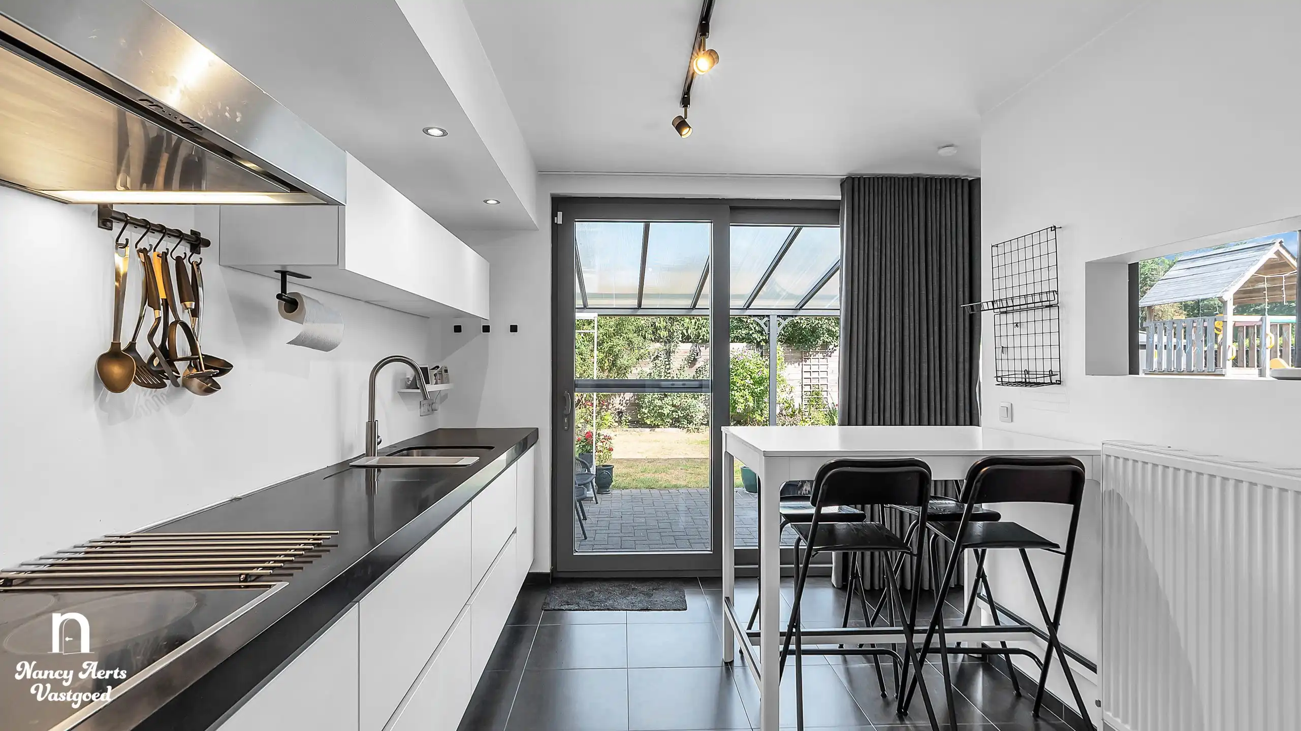 Ruime halfopen gezinswoning met 3 slk in een groene omgeving foto 6