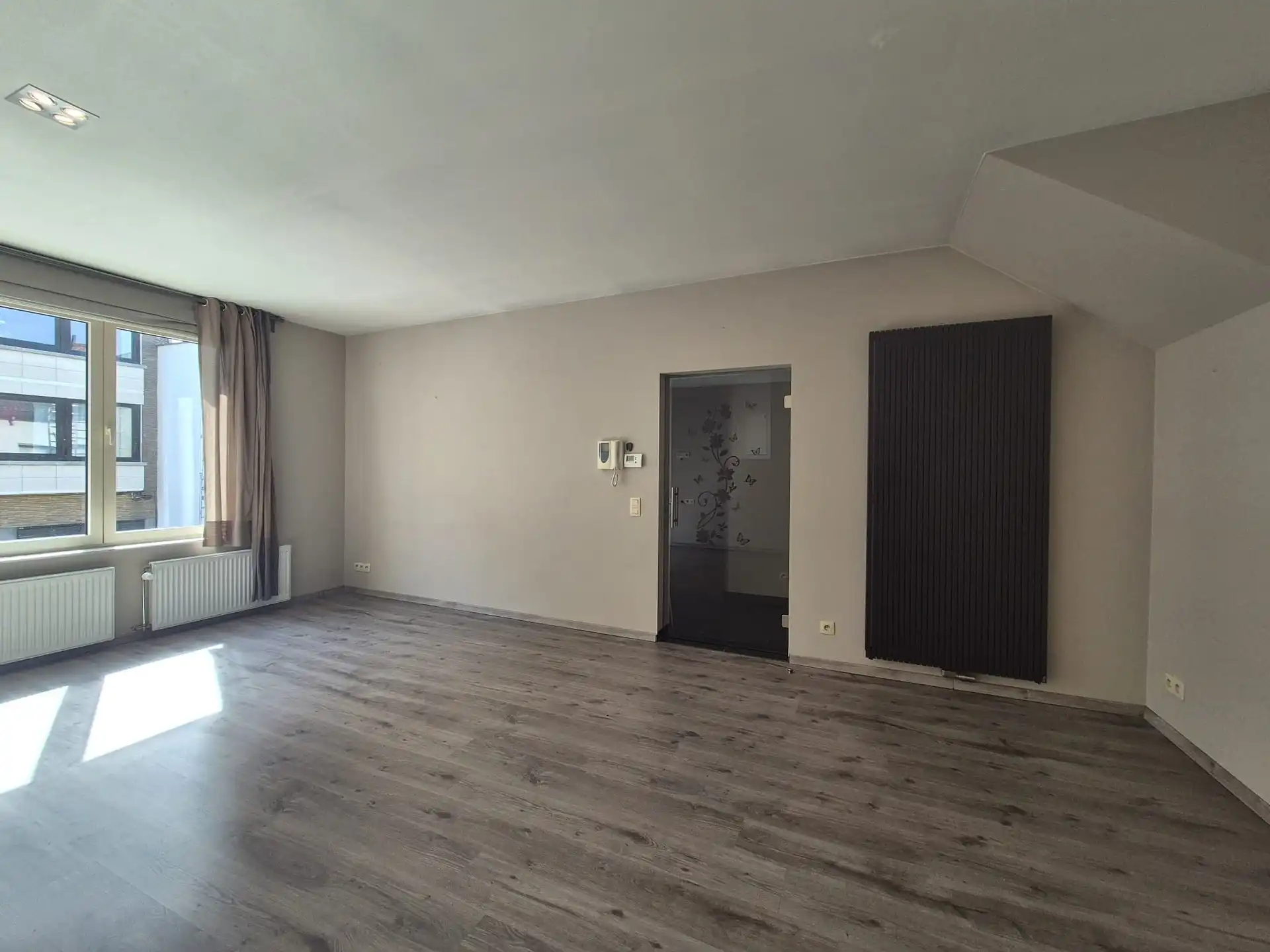 Instapklaar lichtrijk appartement met dakterras boven bakkerij “Hoste”. foto 3