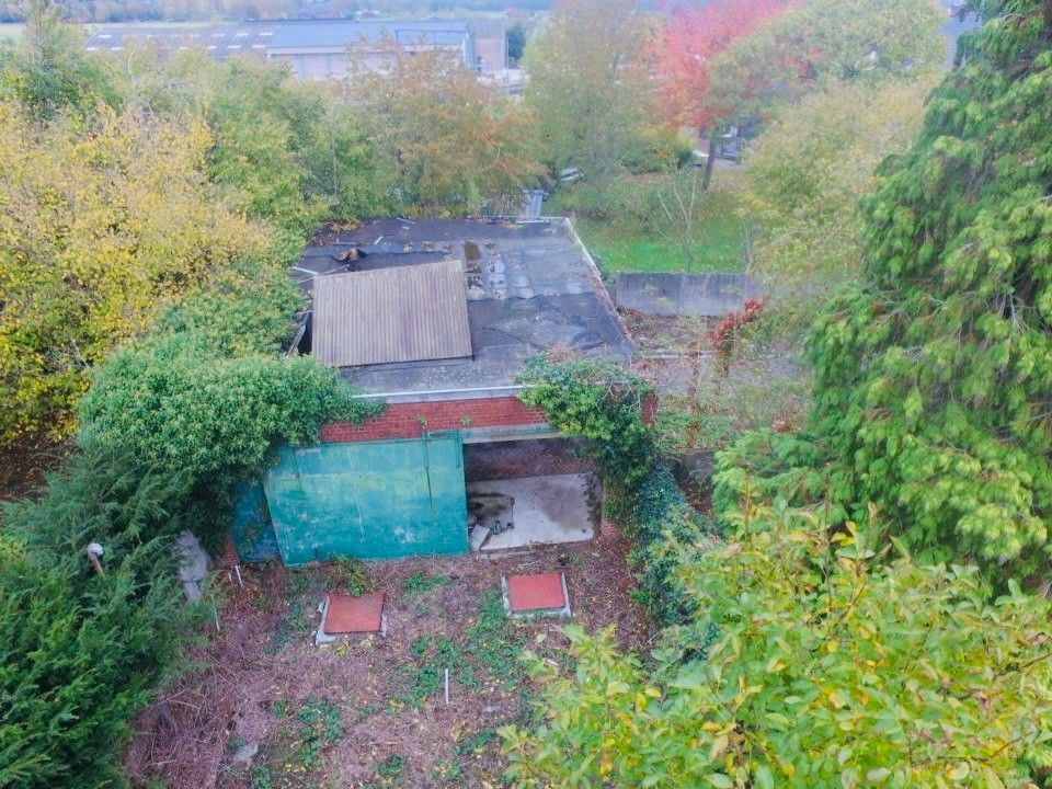 Te renoveren woning met magazijn en tweede oprit! foto 3