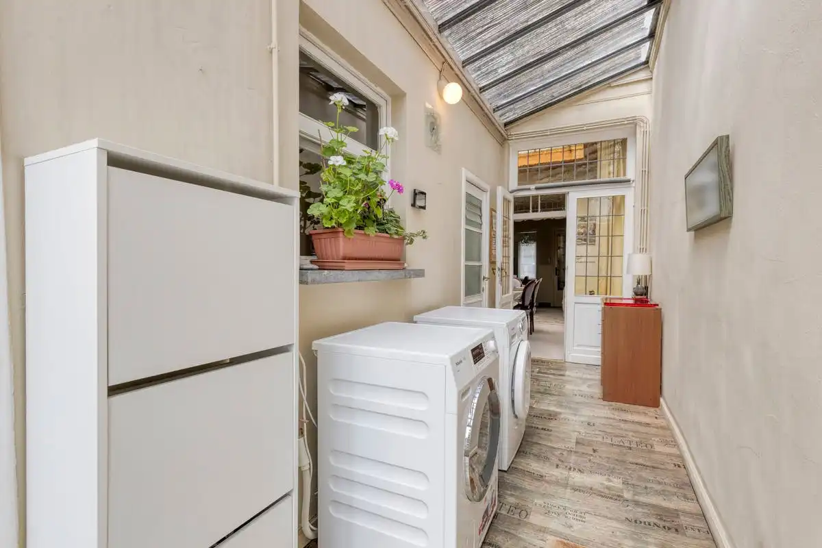 Te renoveren burgerhuis met charmante elementen en stadstuin foto 15