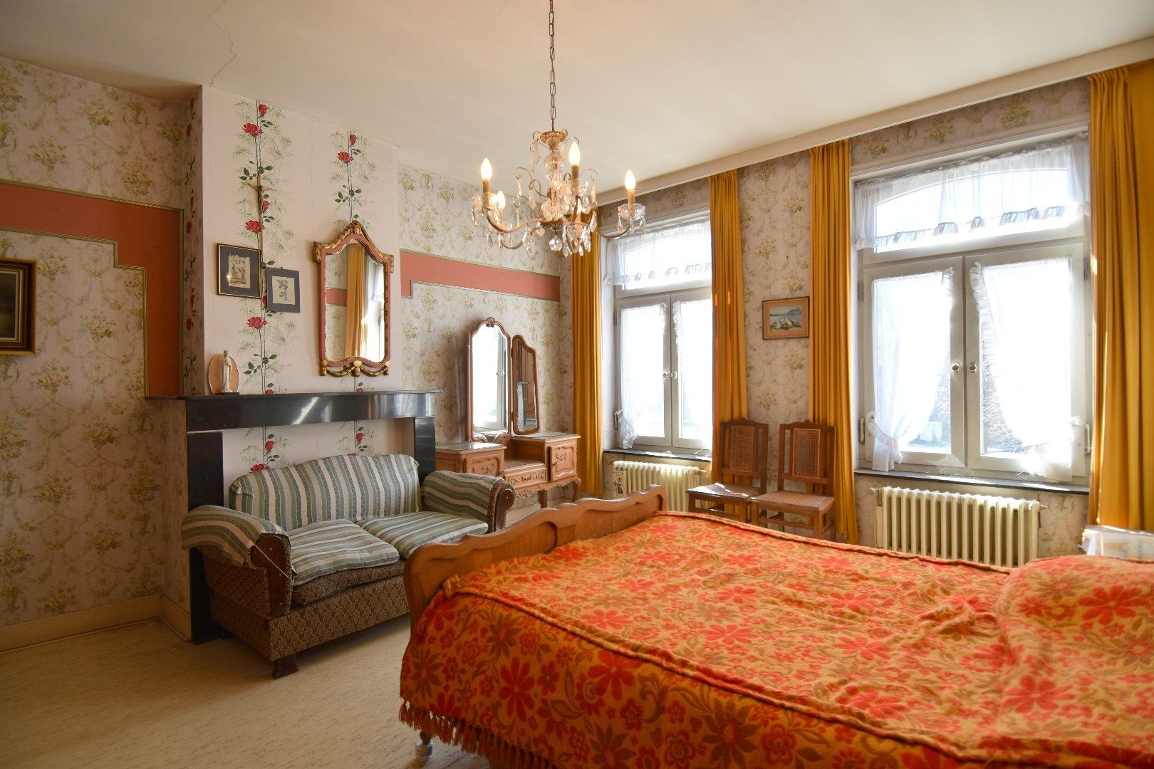 Karaktervolle burgerwoning met 3 slaapkamers, 2 garages en een mooi stukje tuin te koop in Rollegem foto 15