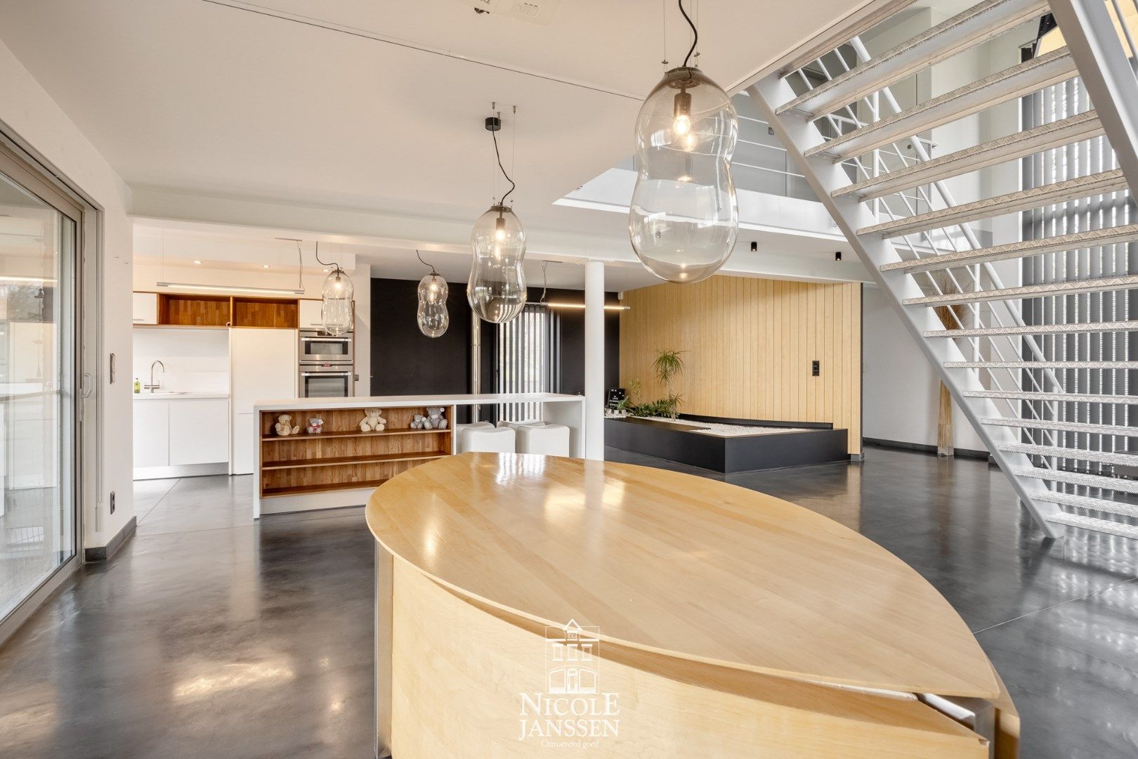 Zeer moderne en luchtige woning in een rustige, groene omgeving foto 5