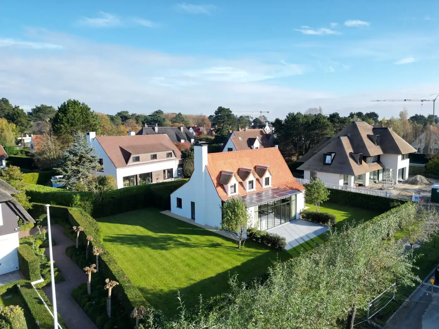 Elegante gerenoveerde villa aan de rand van het Zoute genietend van alle privacy foto {{pictureIndex}}