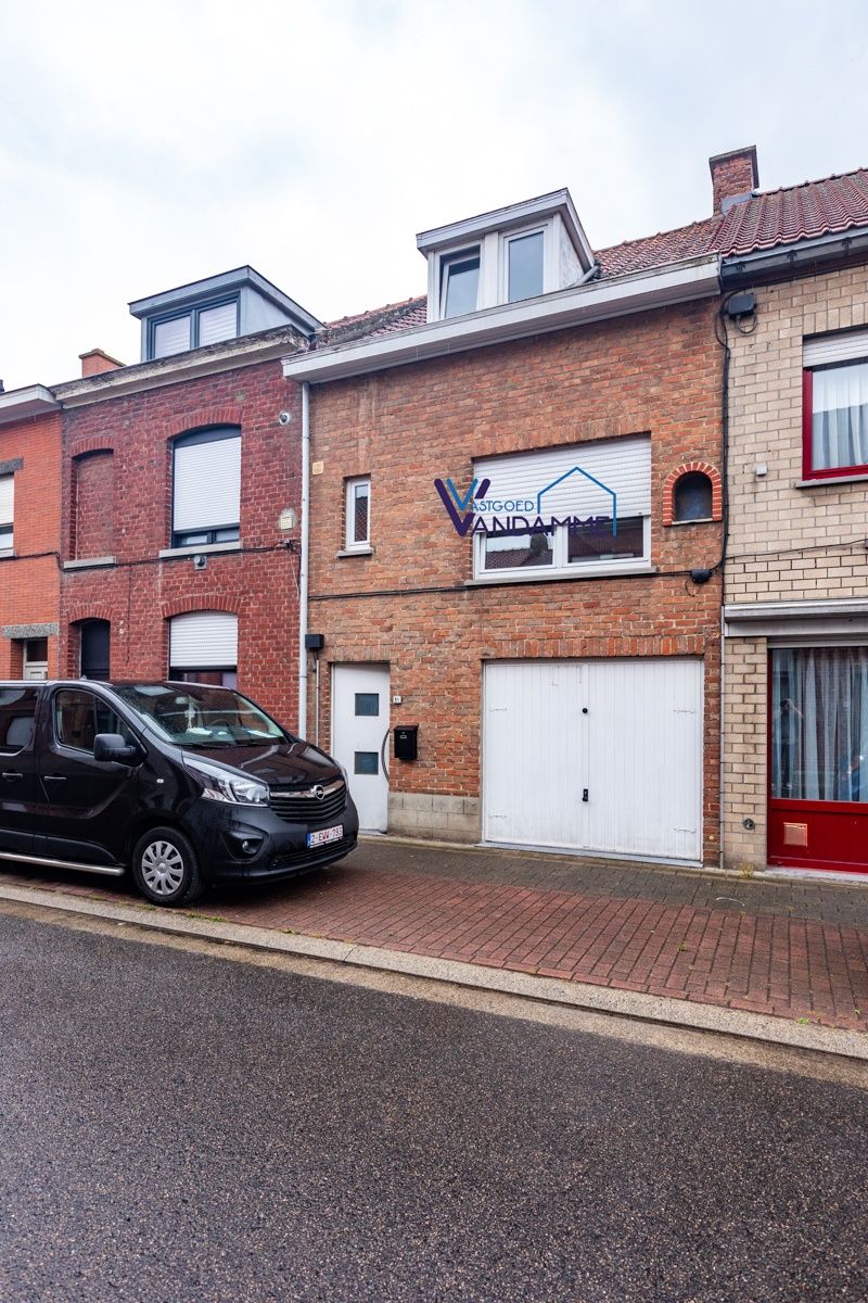 Hoofdfoto van de publicatie: Woning met 2 slaapkamers, tuin, garage en garage- uitweg achteraan (extra parkeerplaats). Energielabel D (bijna C)