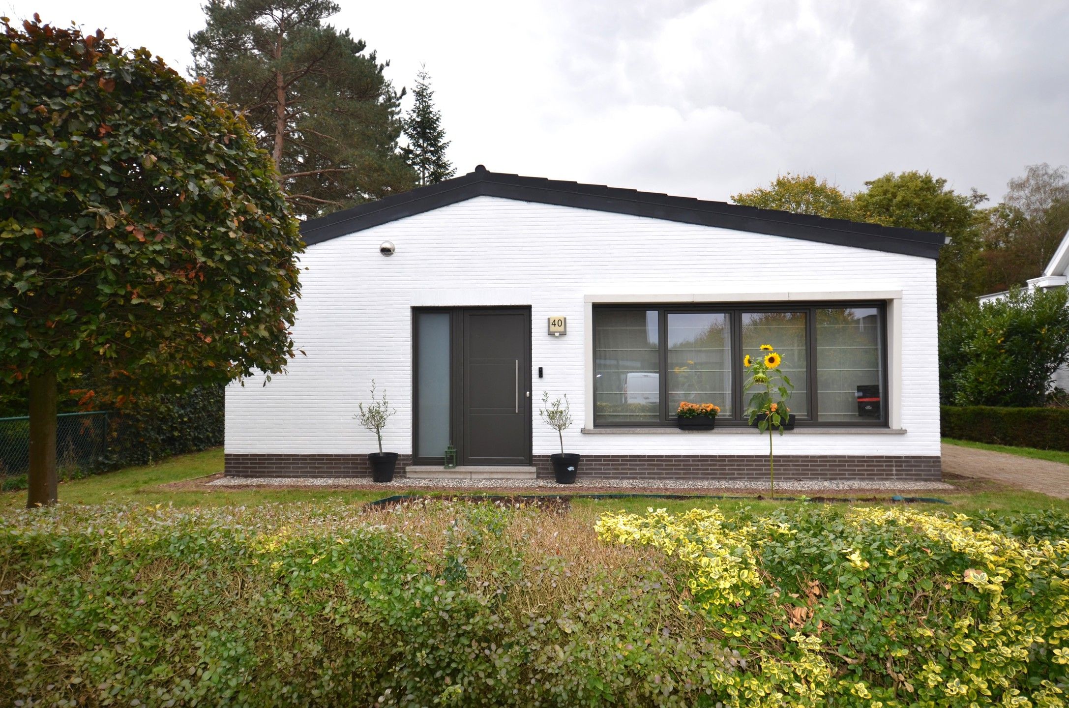 Laagbouwwoning in een doodlopende straat foto 2