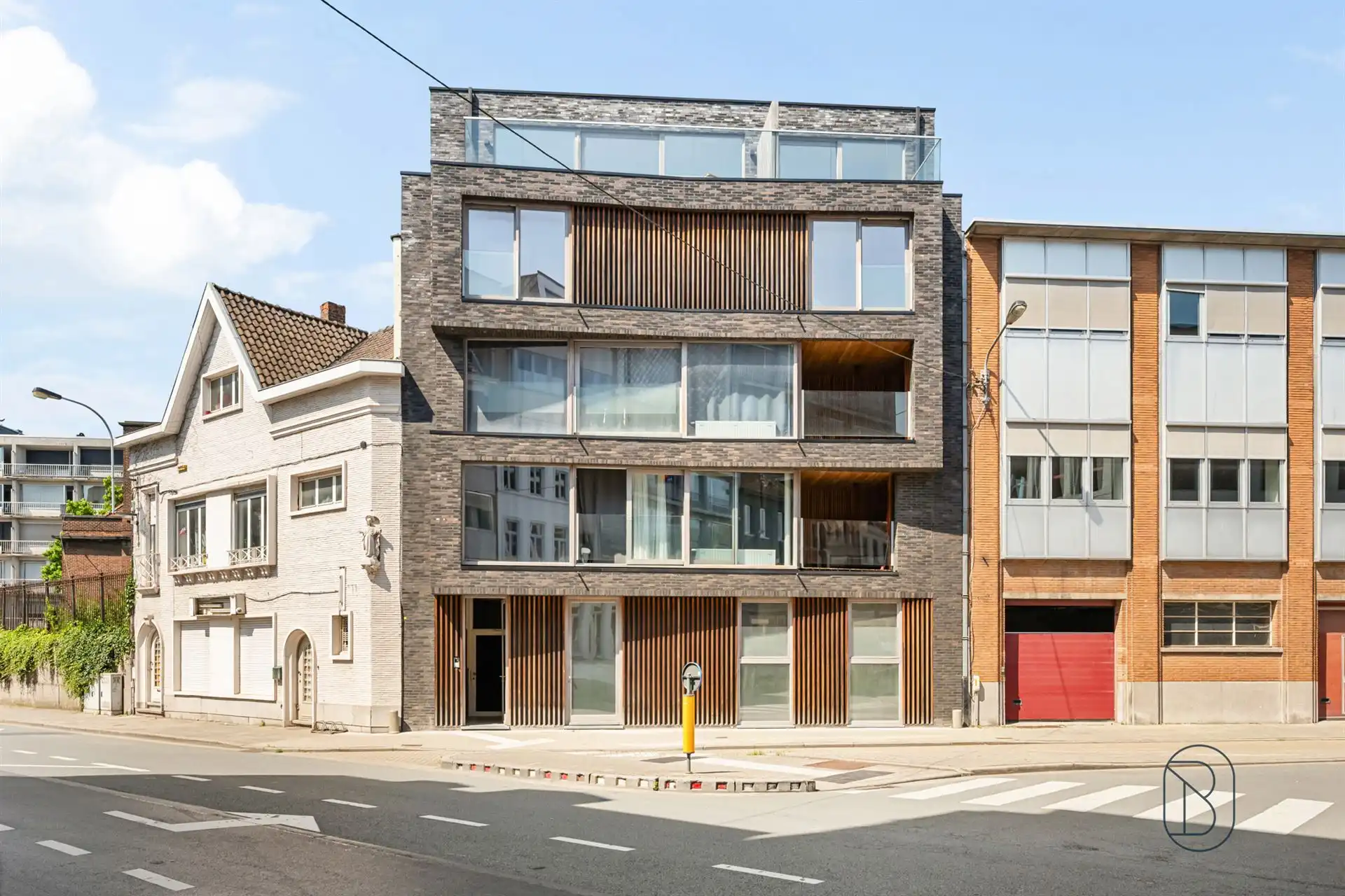Kwalitatief 2-slaapkamerappartement met terras in Kortrijk foto {{pictureIndex}}