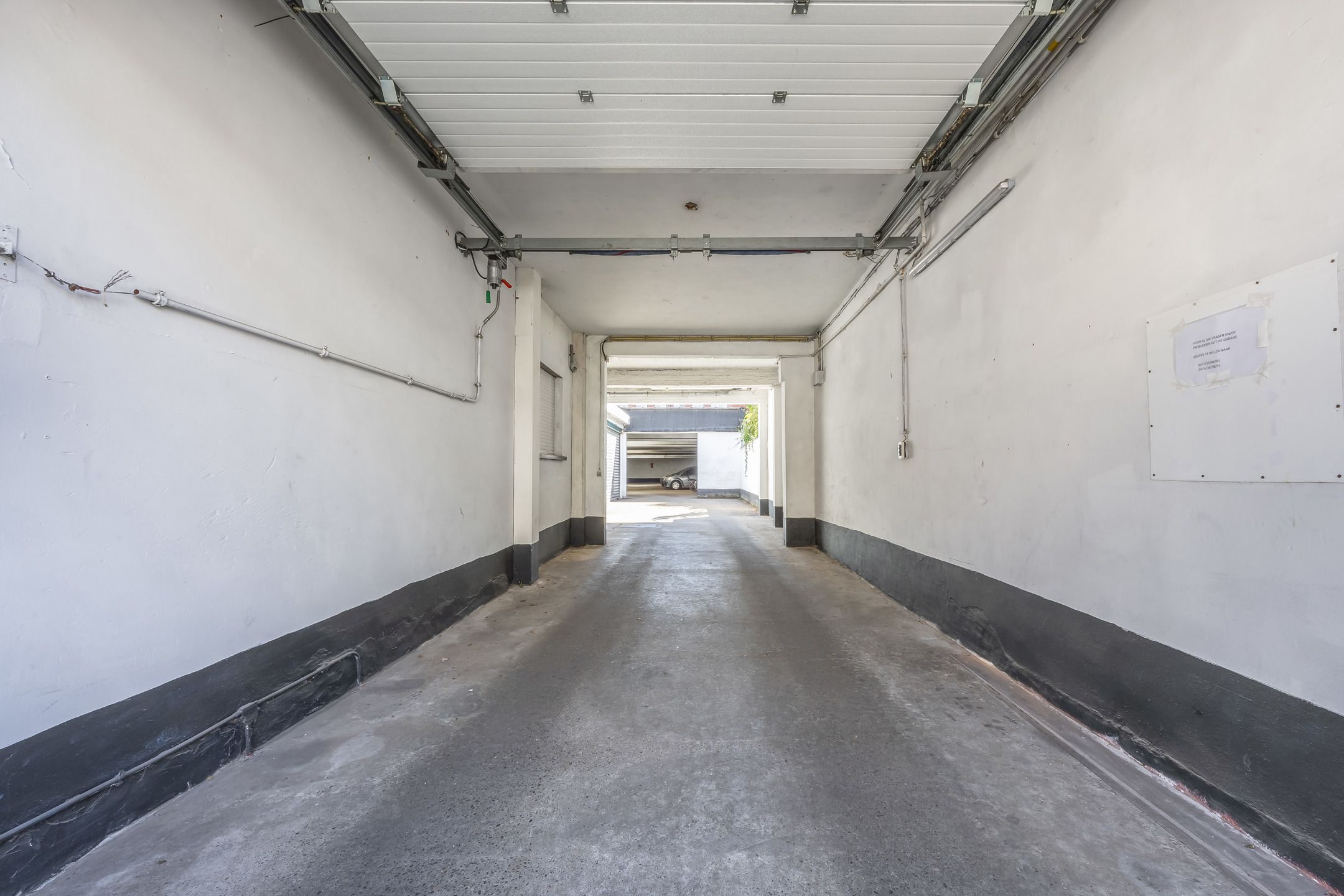 woonhuis opgedeeld in 3 appartementen, 2 grote garages en magazijn met 22 autostaanplaatsen en 3 plaatsen voor fietsen en moto's foto 29