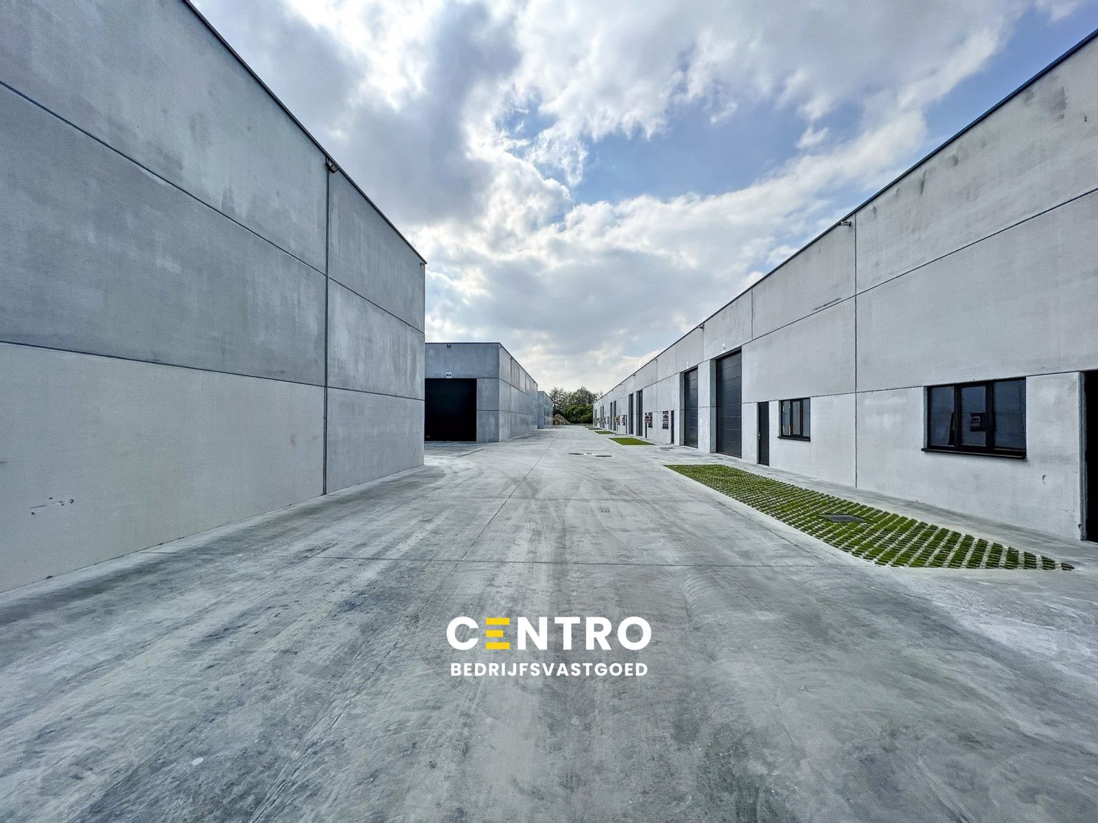 Kwalitatief en goed geïsoleerd NB MAGAZIJN (277m2), voorzien van elektrische sectionaalpoort, deur, raam (voor kantoor) en 2 private parkeerplaatsen op industriezone te Waregem. foto {{pictureIndex}}