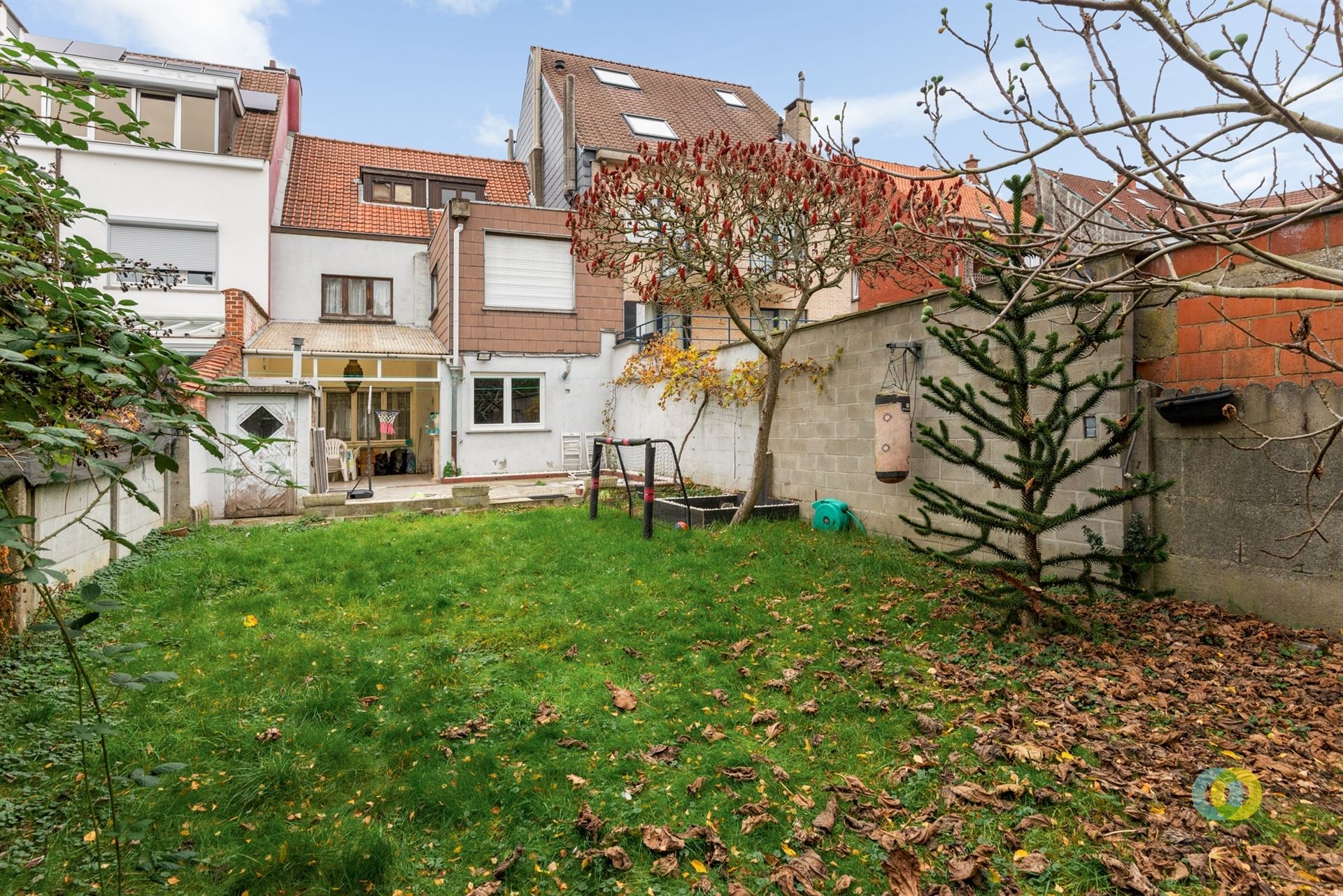 Ruime te renoveren woning met tuin en garage foto 8