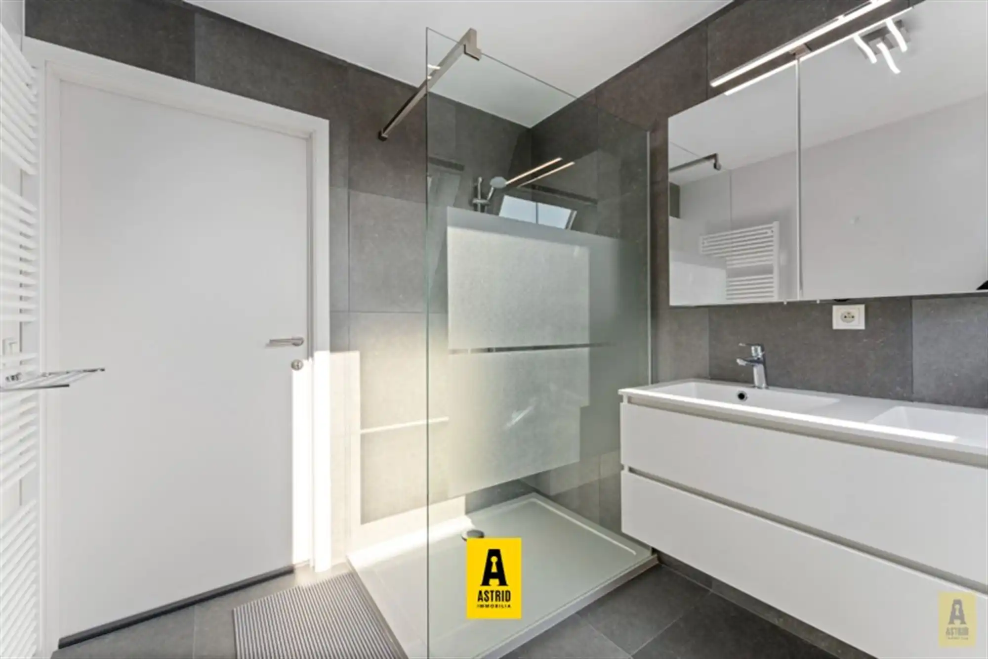 Schitterend appartement met zonneterras en drie slaapkamers! foto 14