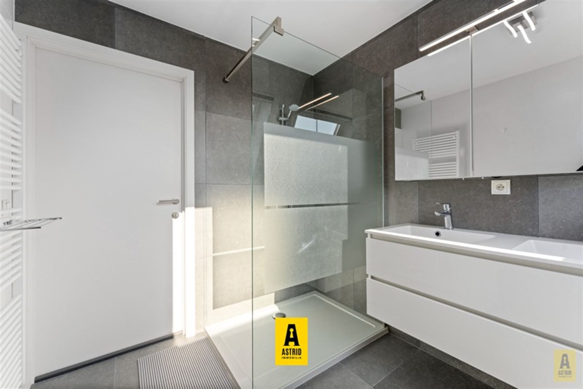 Schitterend appartement met zonneterras en drie slaapkamers! foto 14