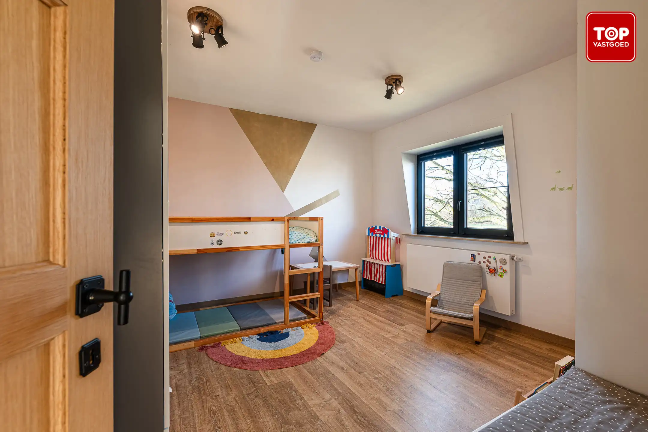 Karakteristieke woning  met 3 slaapkamers en 2 badkamers op riant perceel. foto 20