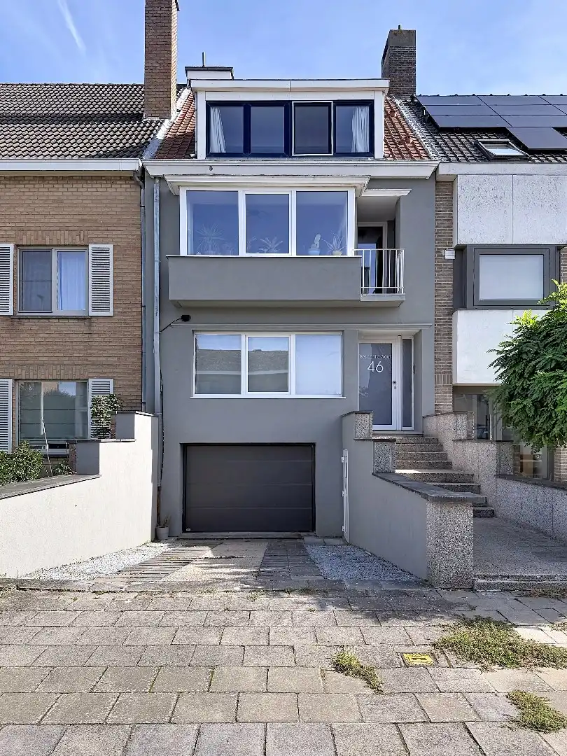 Volledig gerenoveerde duplex met zonnige tuin en inpandige garage op gunstige residentiële locatie te Oostende.  foto 3