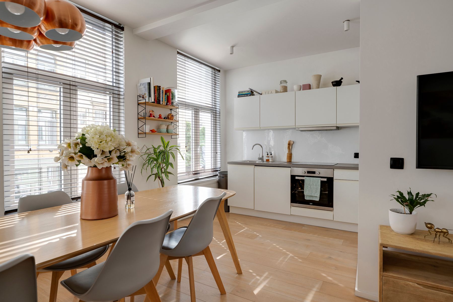 Instapklaar appartement met groot terras in Slachthuiswijk foto 4