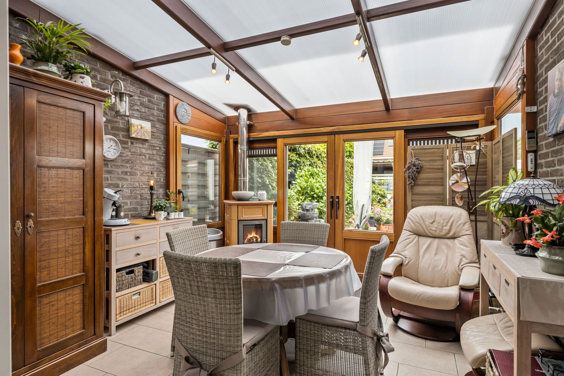 Charmante gezinswoning met tuin, garages en zonnepanelen foto 6