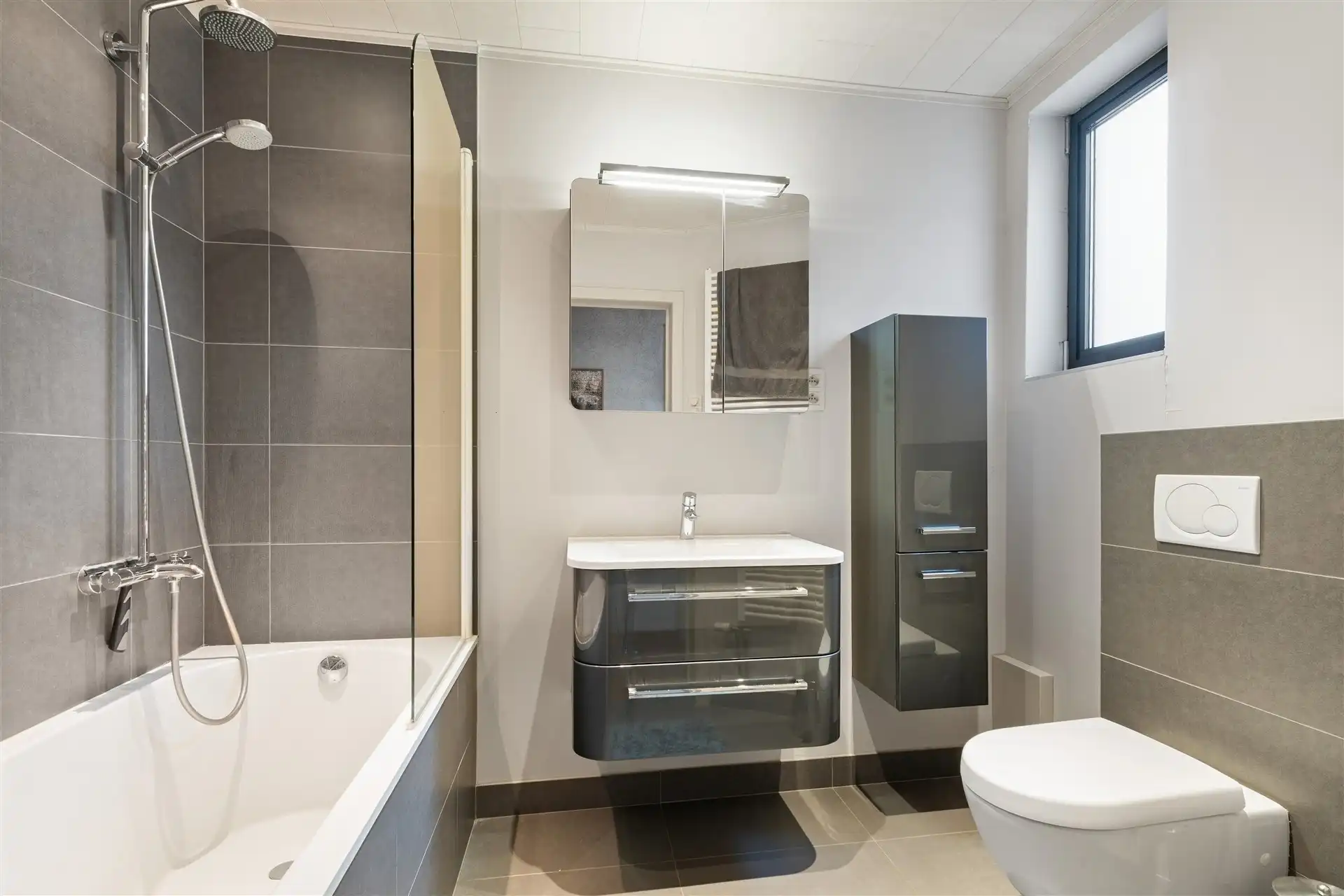 Zeer ruime halfopen bebouwing met 4 slaapkamers, oprit en garage, vlakbij centrum te Zele. foto 15