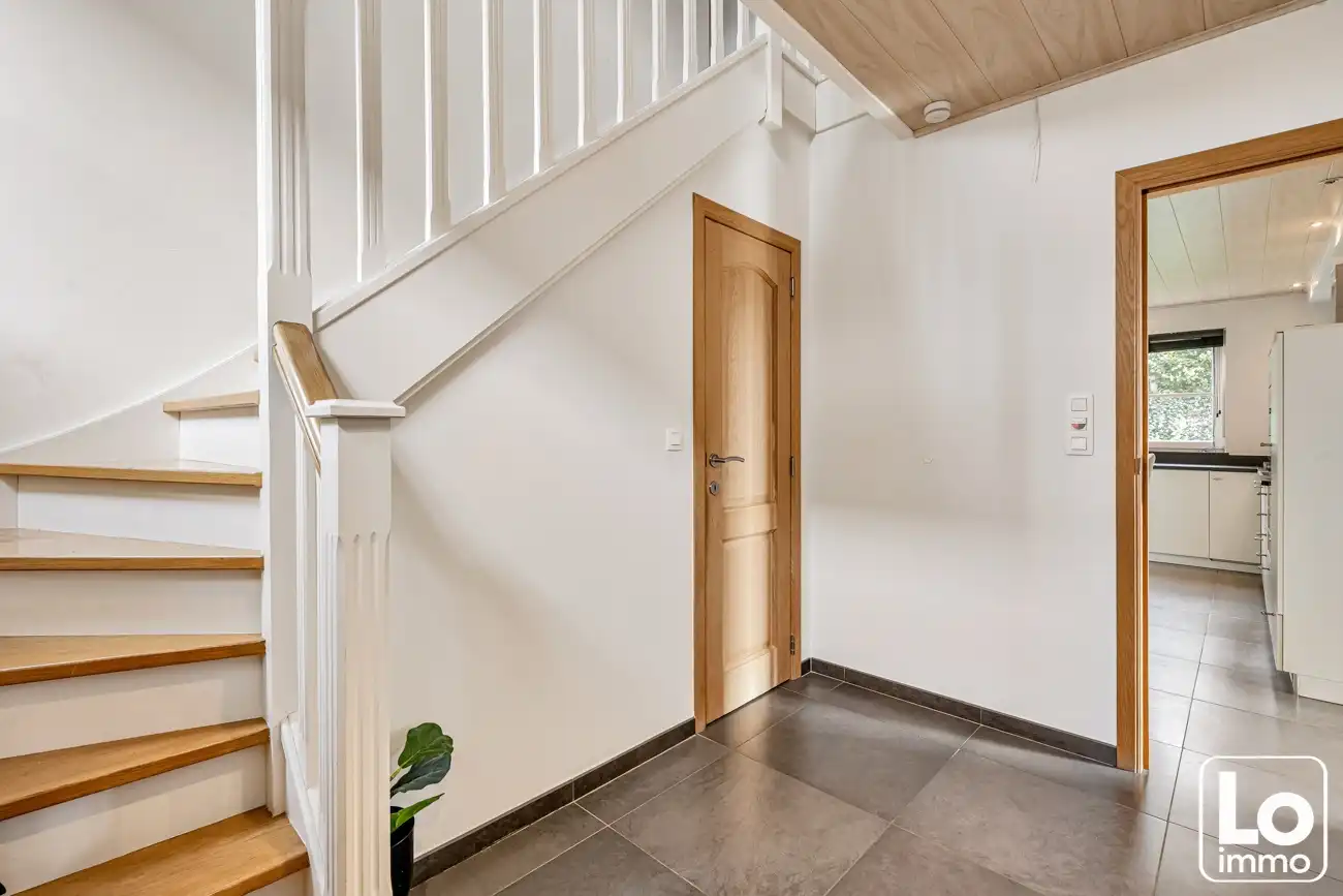 Instap klare ruime open woning met inpandige garage en een zuid georiënteerde tuin op een toplocatie nabij het centrum van Lochristi! foto 2
