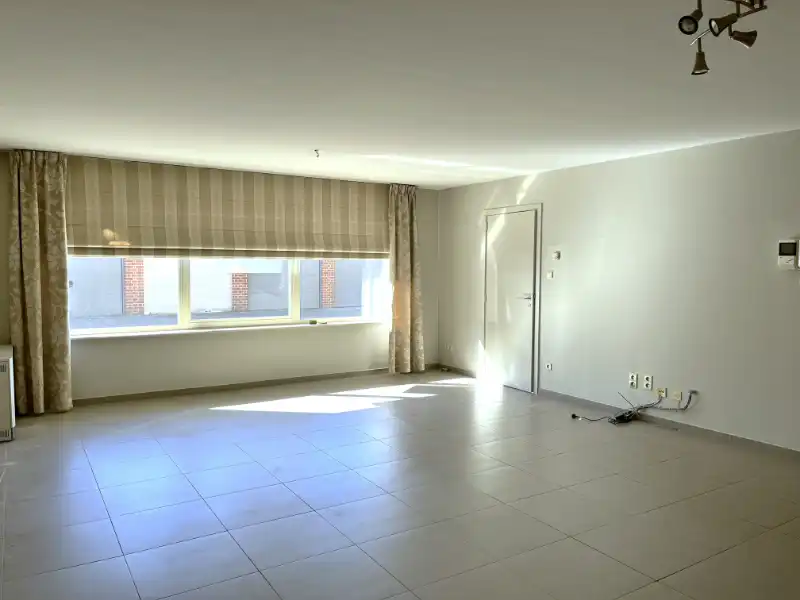 Vernieuwd 2-slaapkamer appartement, met staanplaats en kelderberging foto 4