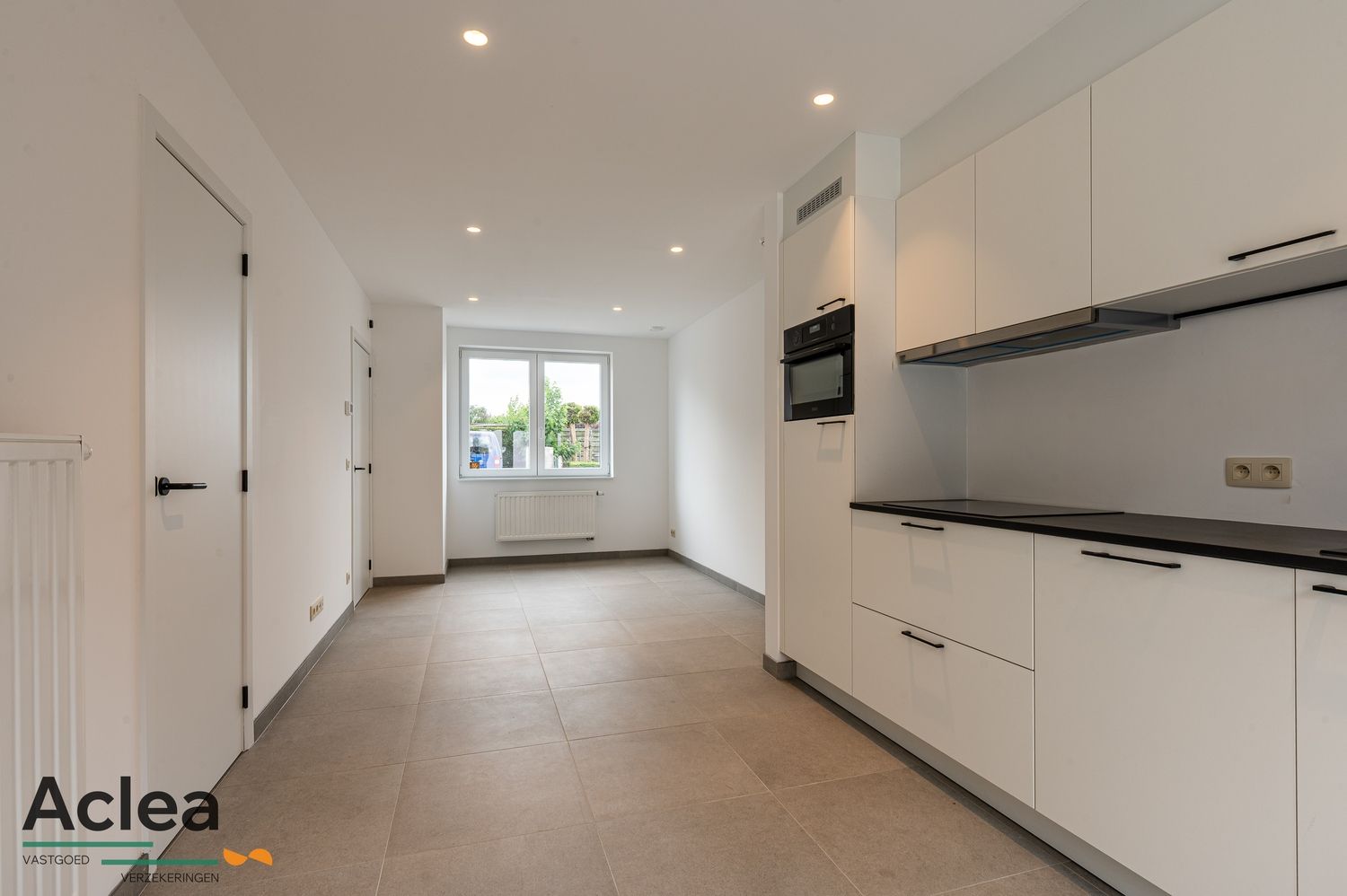 Volledig gerenoveerde woning met 2 slpks foto 3