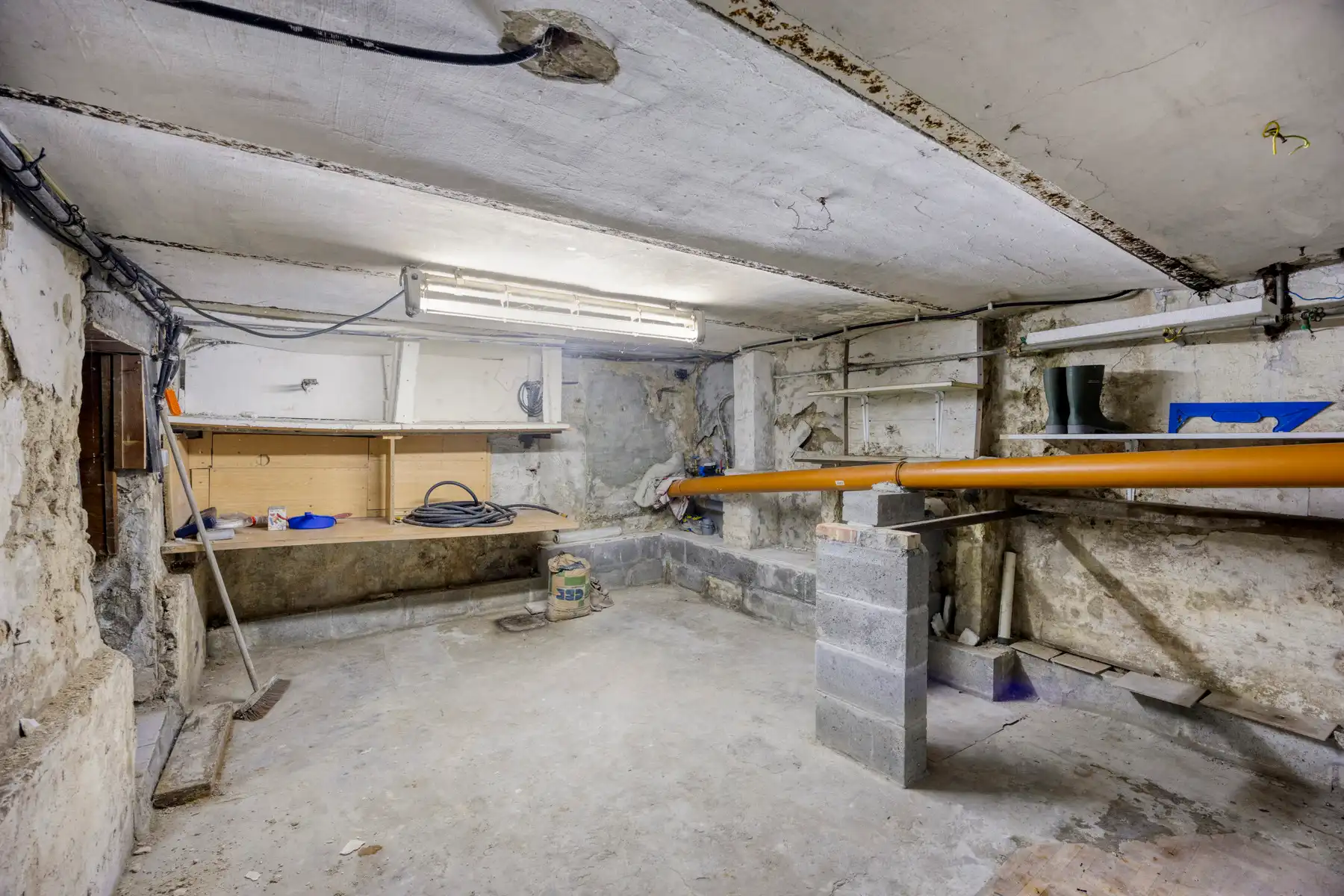 Charmante te renoveren woning met tuin foto 23