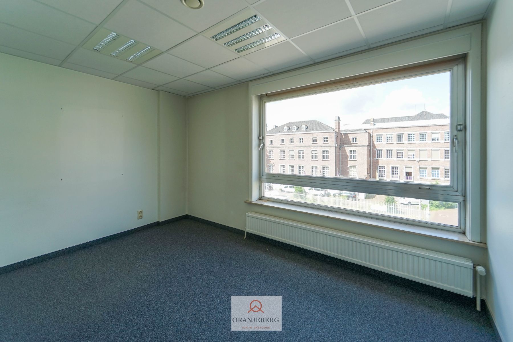 Instapklaar hoekkantoor met 5 ruimtes aan François Laurentplein foto 12