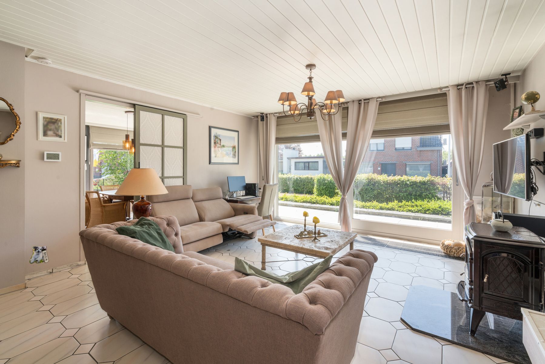 Gelijkvloerse villa met veel potentieel in hartje Kortemark foto 3