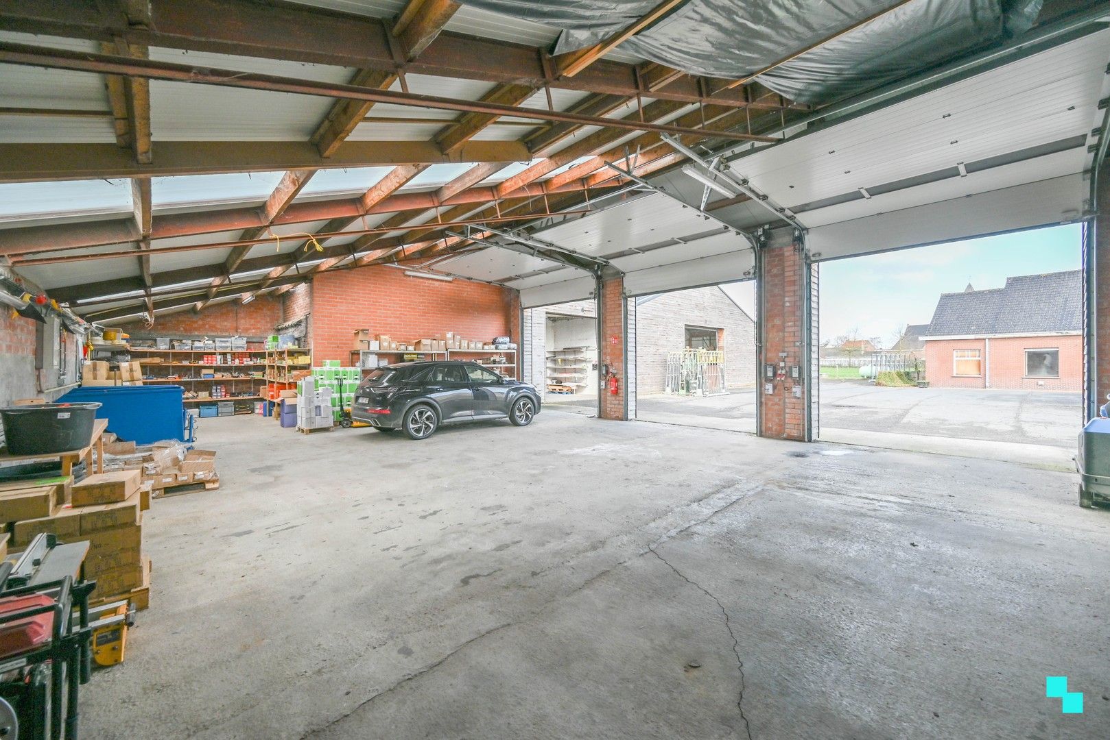 Landelijk gelegen woning met diverse loodsen foto 25