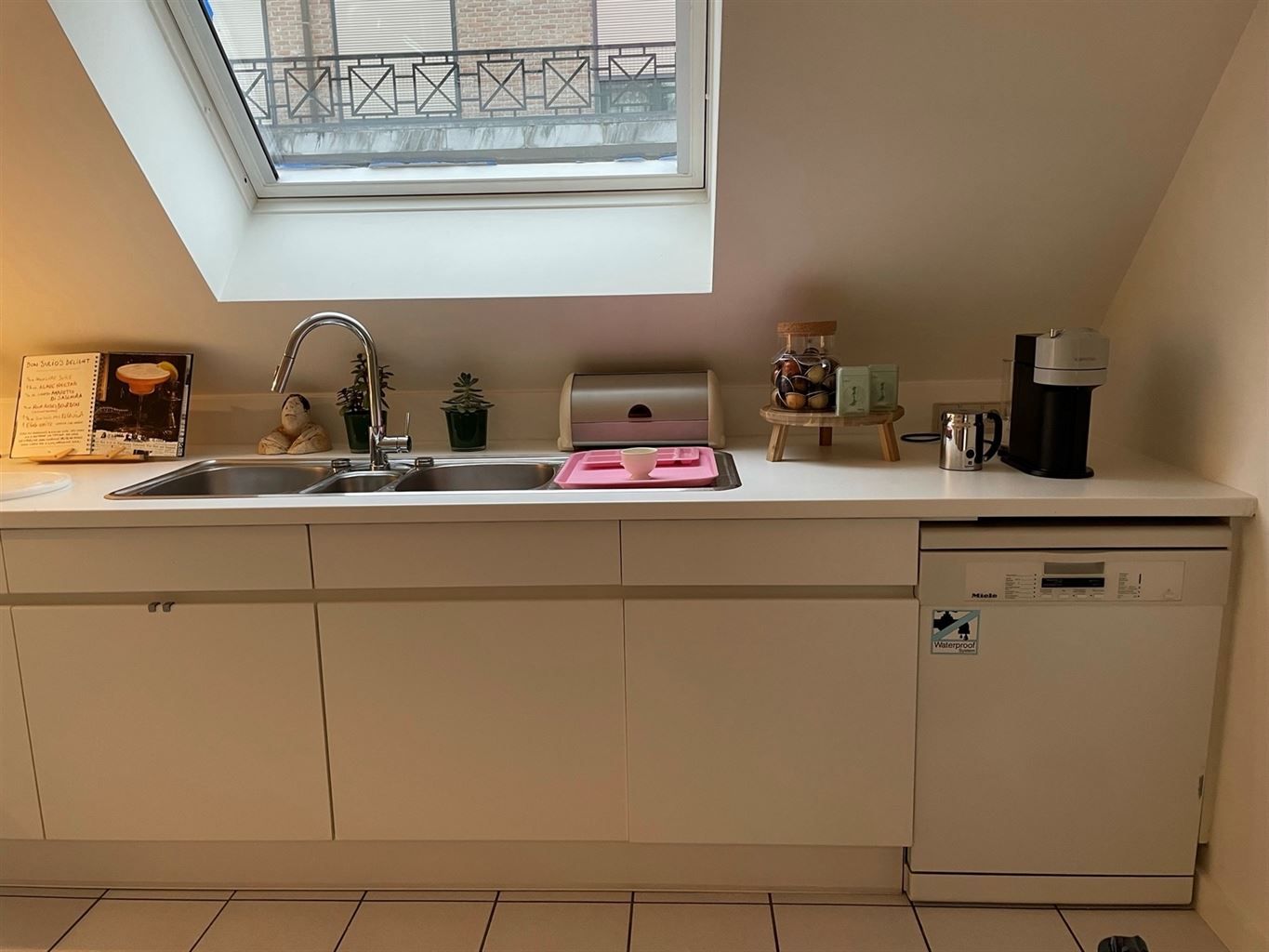 Ruim duplex appartement met 2 slaapkamers en gezellig terras in het centrum van Hasselt.  foto 8