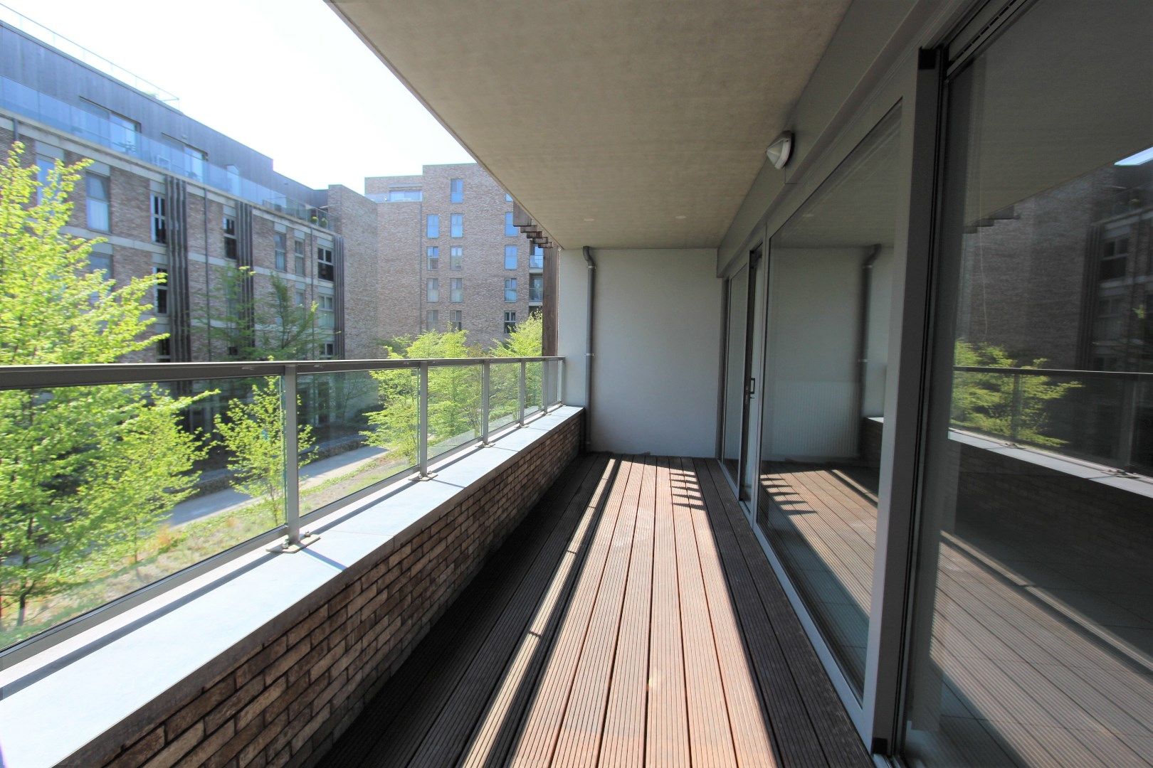 RUIM APPARTEMENT MET GROOT TERRAS EN GARAGE  foto 2