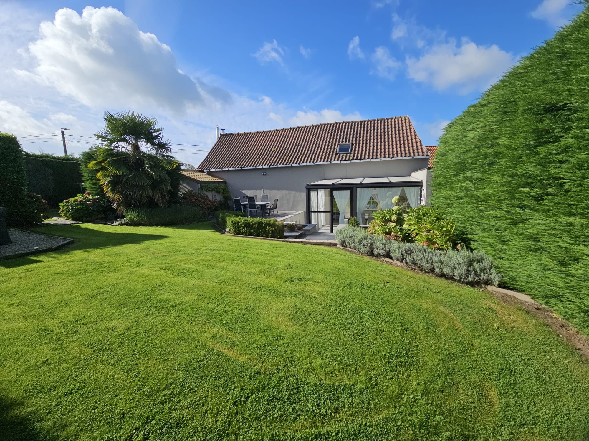 Woning in landelijke stijl met tuin, veranda en ruime garage  foto 3