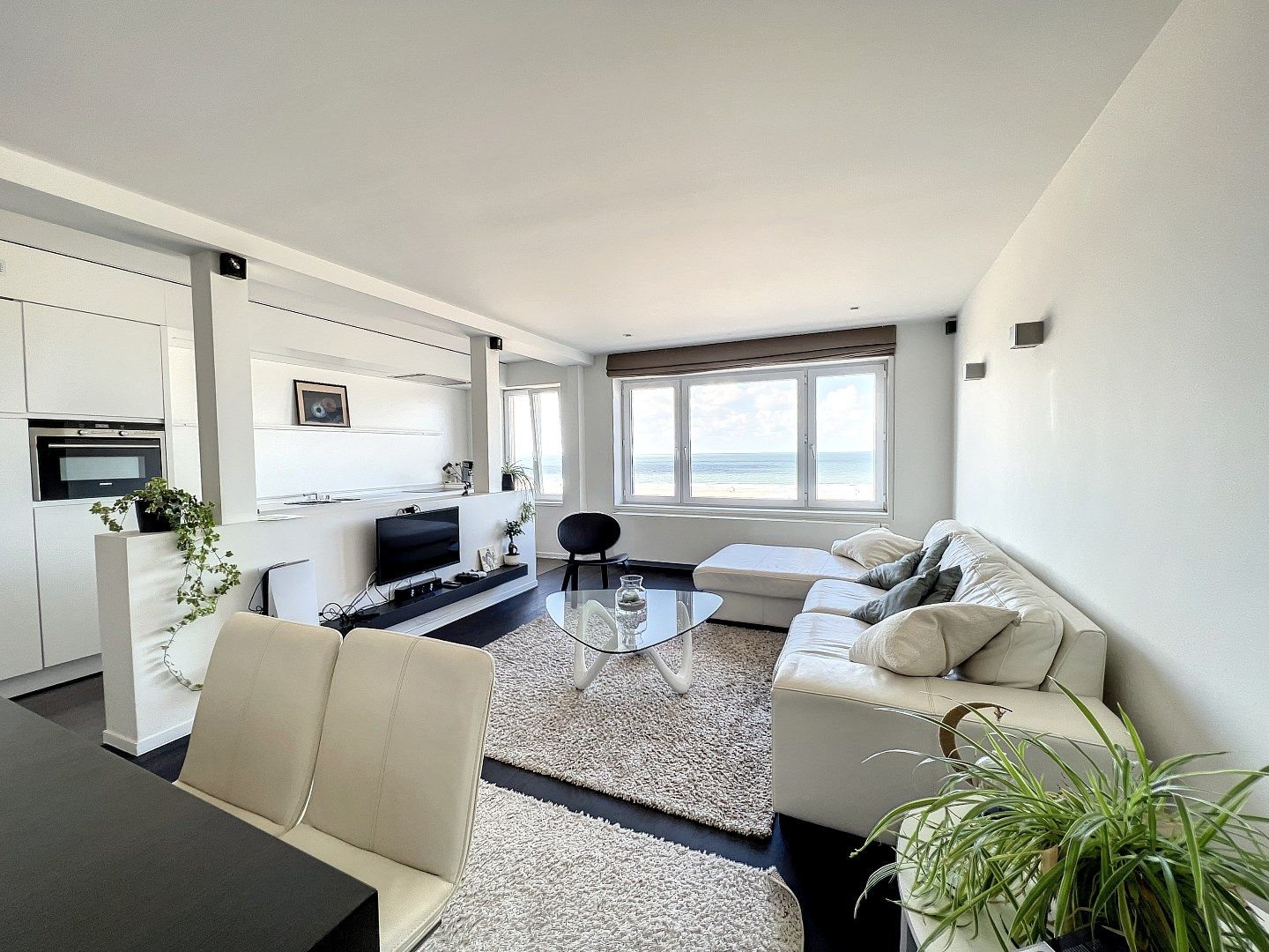 Prachtig vernieuwd 3-slaapkamer appartement met frontaal zicht op zee foto 2
