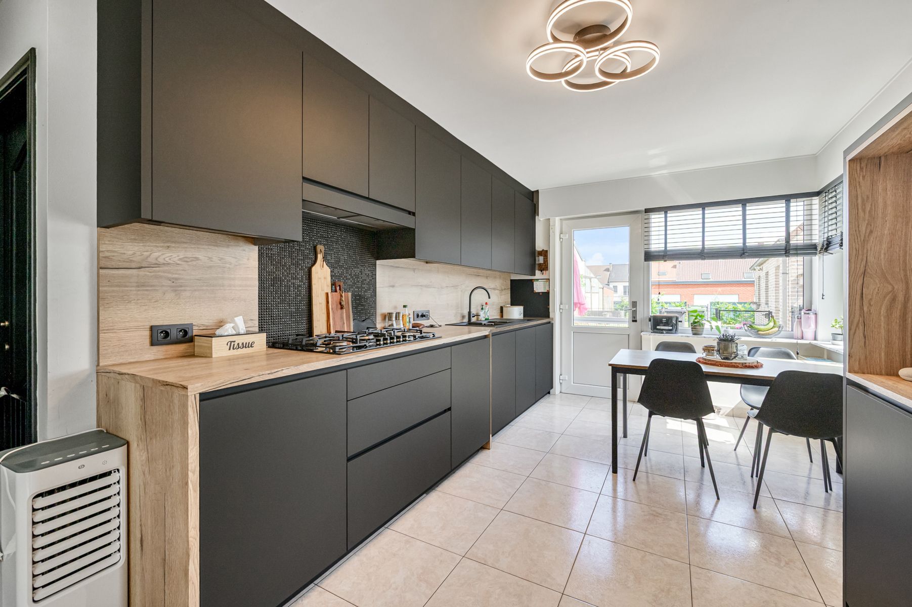 Instapklare luxewoning met 4 slkms en tuin. foto {{pictureIndex}}