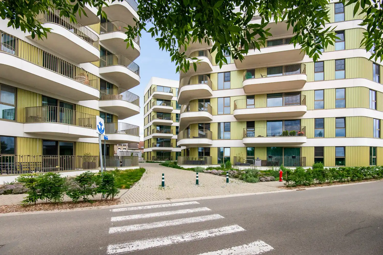 Instapklaar gelijkvloers BEN appartement met ruim terras op toplocatie aan het water in Boom! foto {{pictureIndex}}