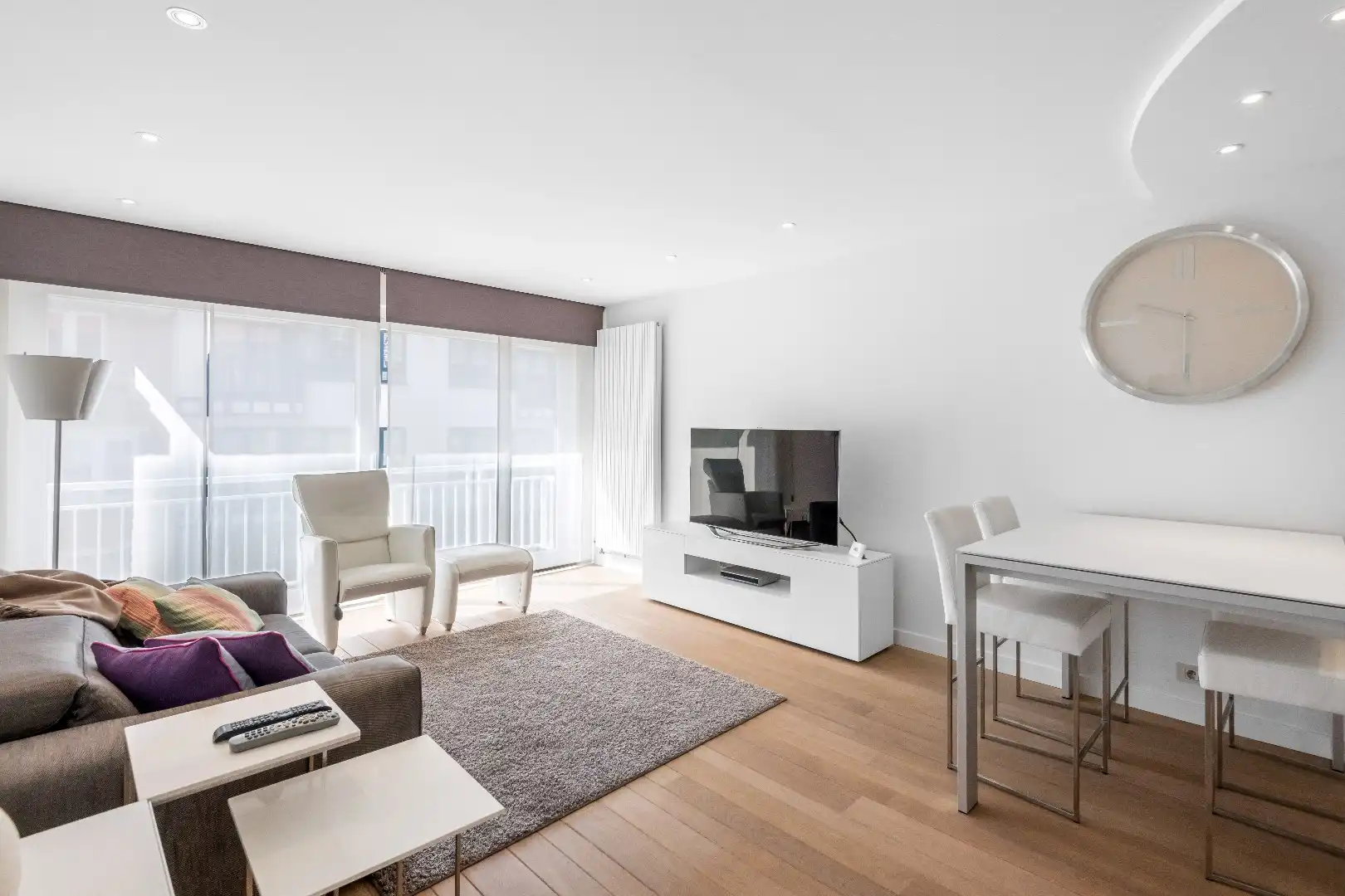 Aangenaam appartement met groot zonneterras gelegen in een rustige zijstraat van de Dumortierlaan. Parking mogelijk. foto 3