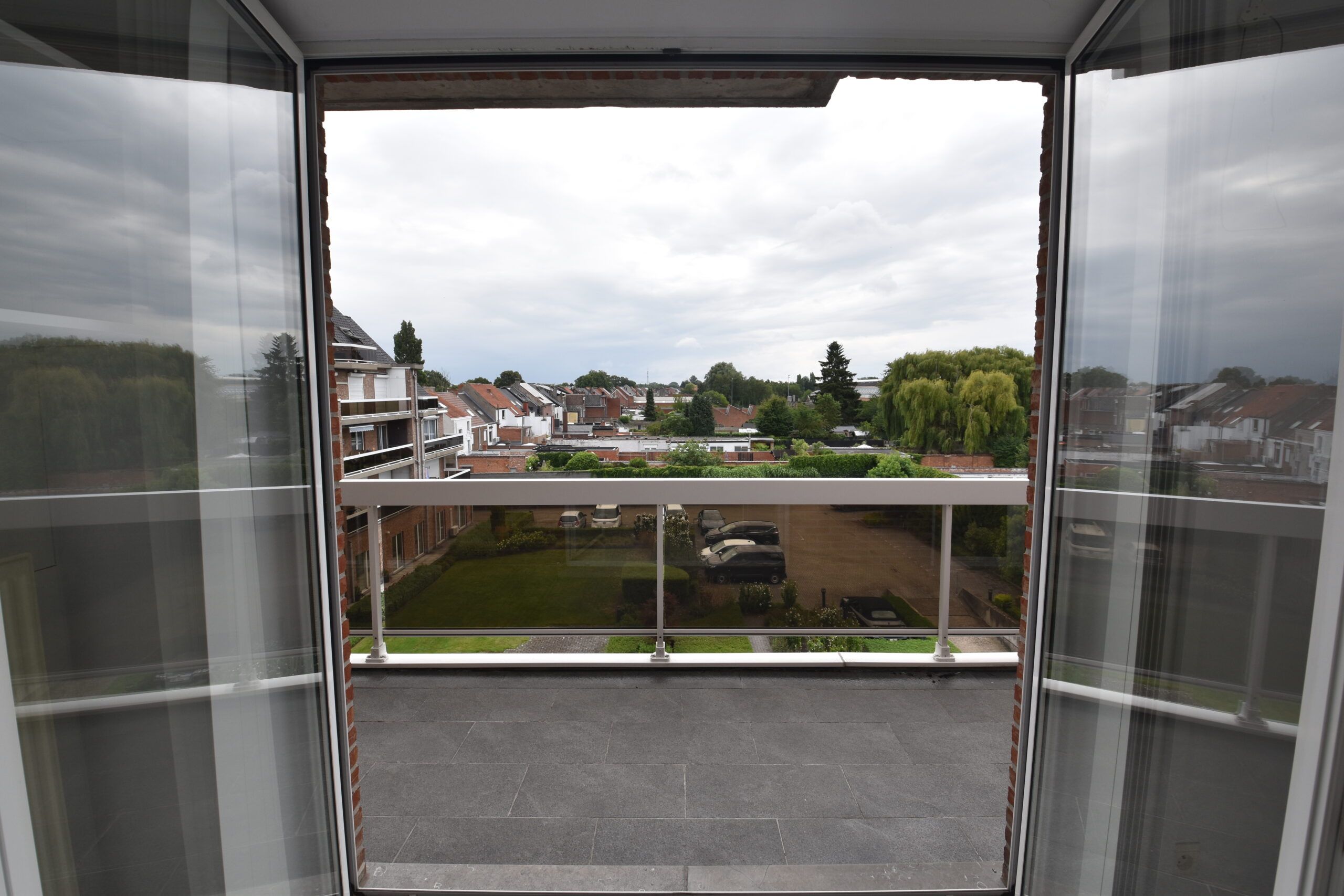 Stijlvol en ruim appartement met 3 slaapkamers en zonnig terras. foto 18