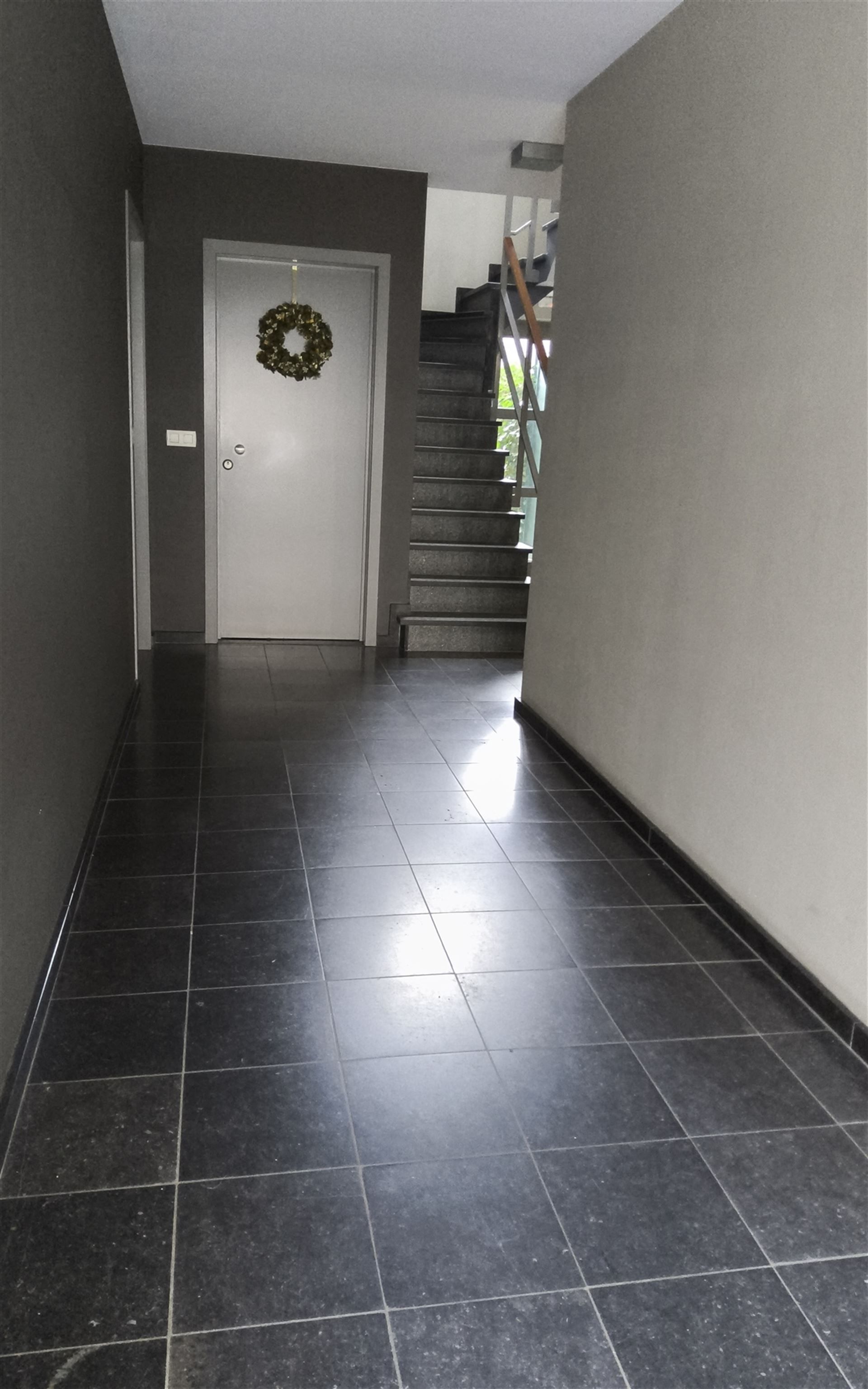 Ruim 2 slaapkamer-appartement met garage foto 25