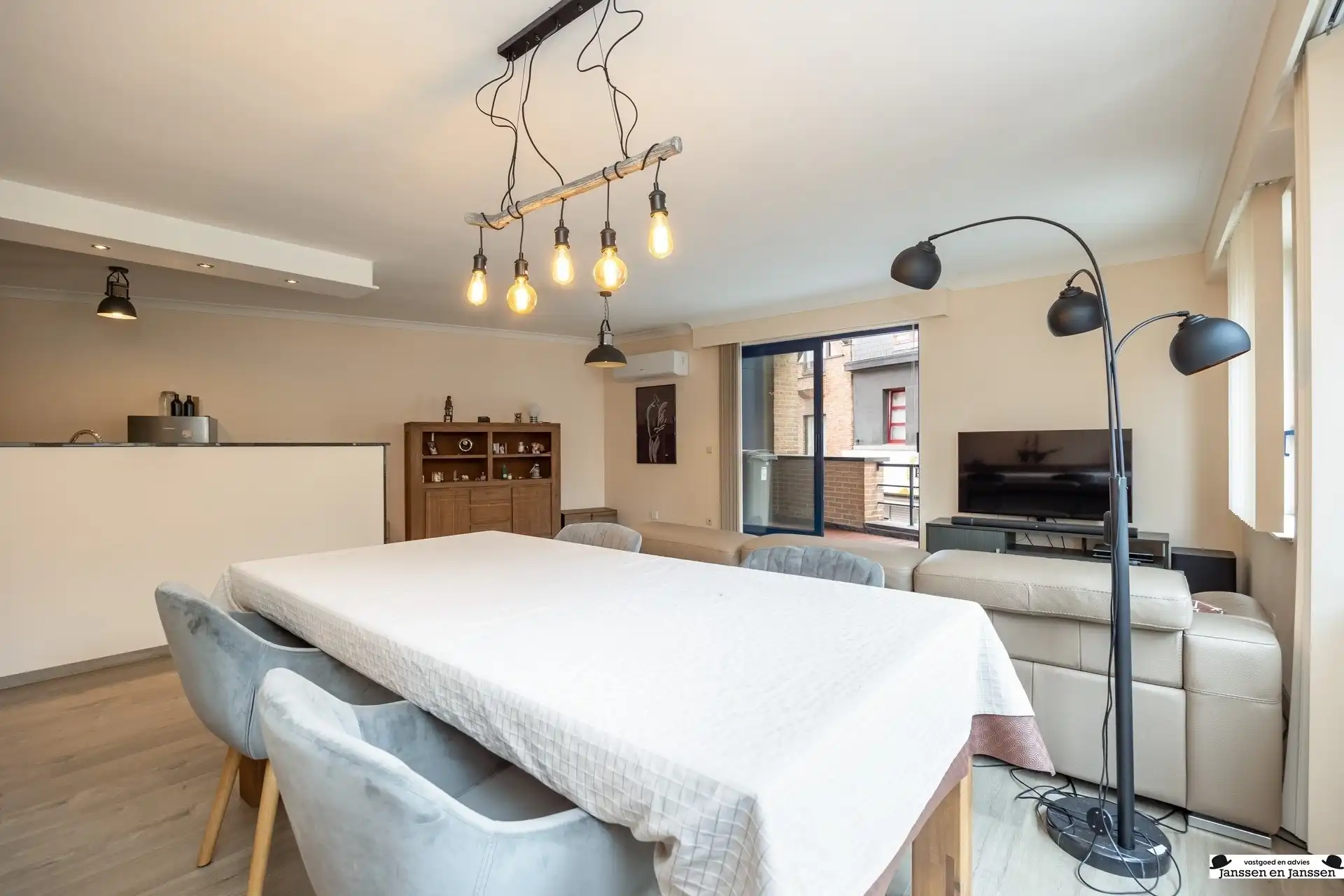 Lichtrijk instapklaar 2 kamer appartement in centrum Temse foto 4