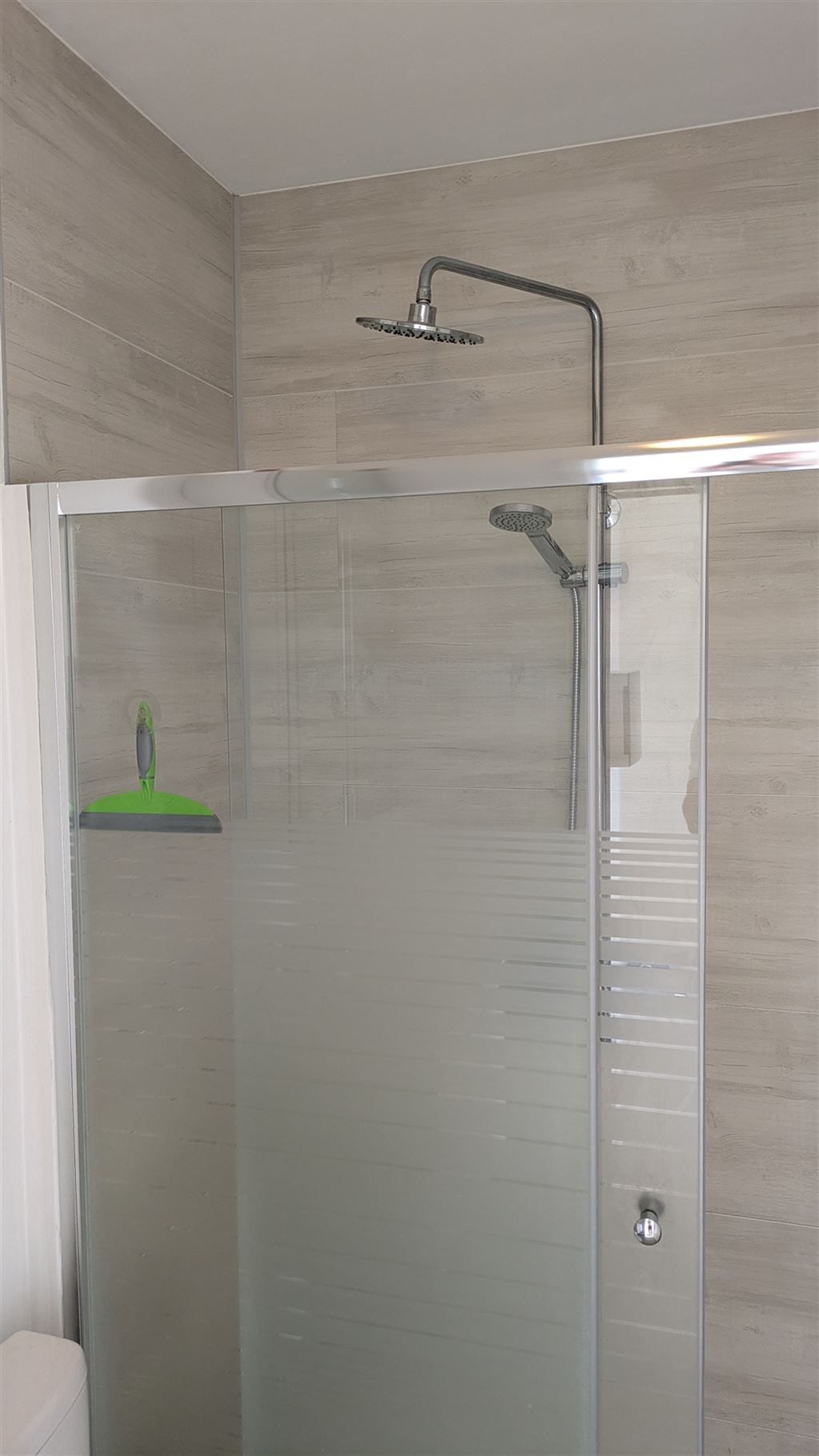 Ongemeubelde studio met groot terras foto 9