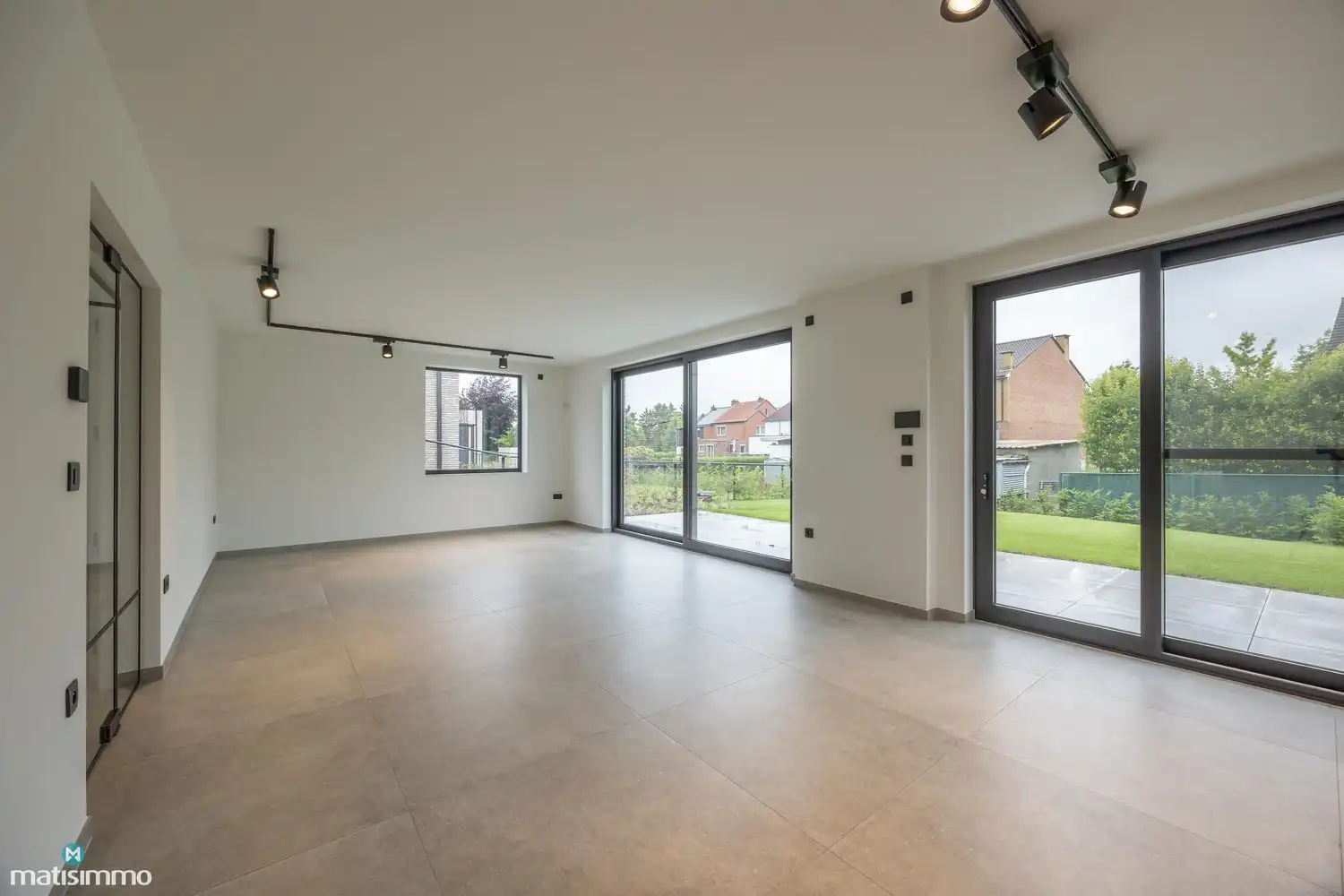 HOOGWAARDIG AFGEWERKTE NIEUWBOUWWONING MET DRIE SLAAPKAMERS EN TUIN (INCLUSIEF TUINONDERHOUD) TE RIEMST foto 7