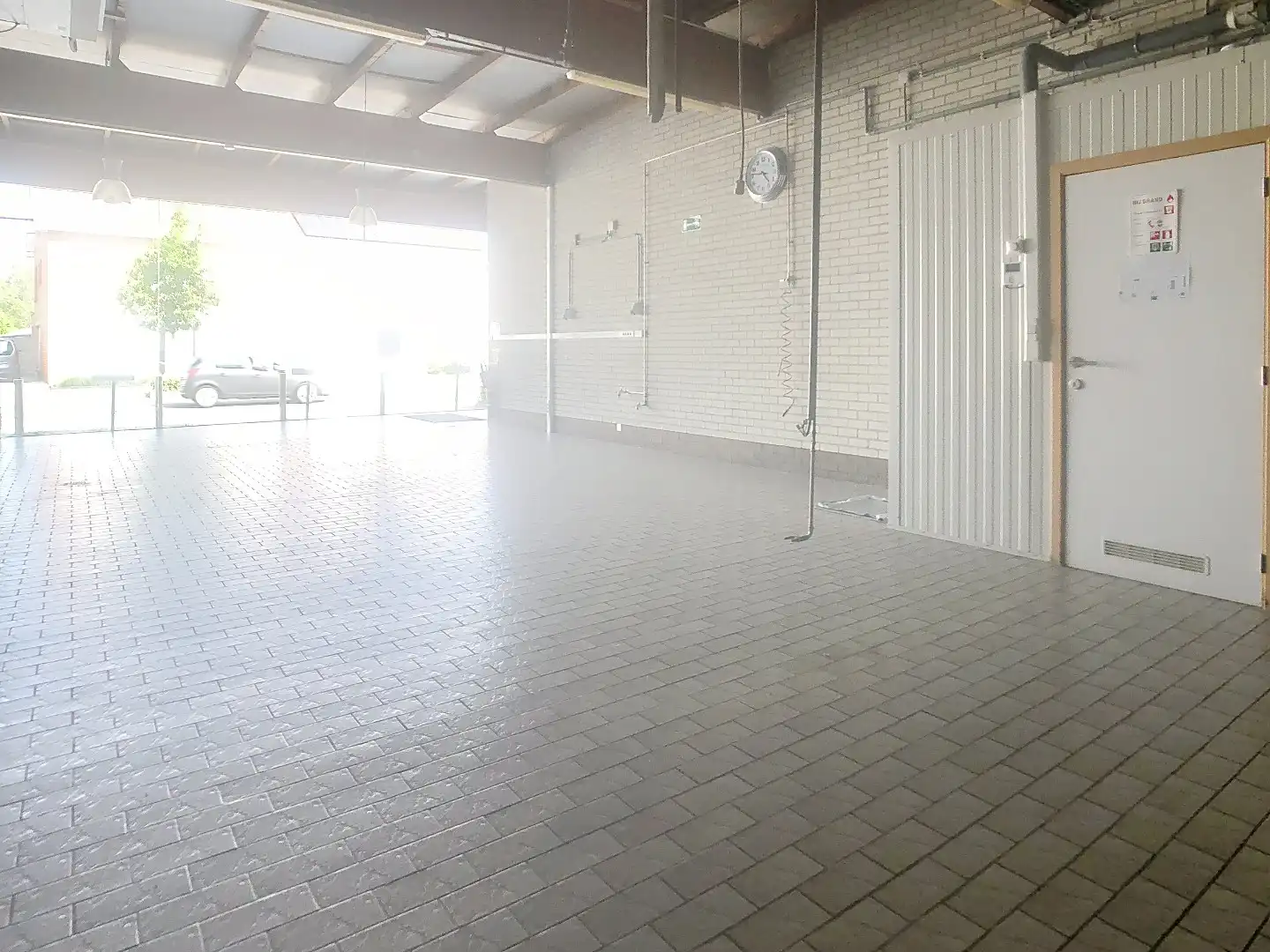 Centraal gelegen opslagruimte, momenteel ingericht als strijkatelier foto 3