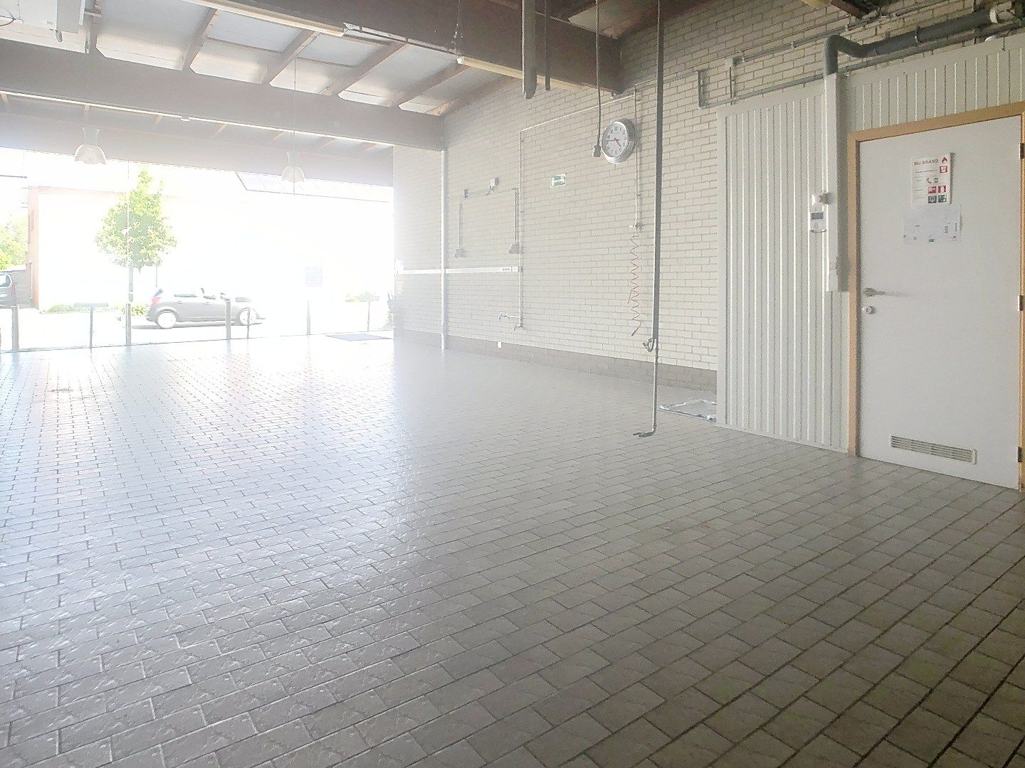 Centraal gelegen opslagruimte, momenteel ingericht als strijkatelier foto 3