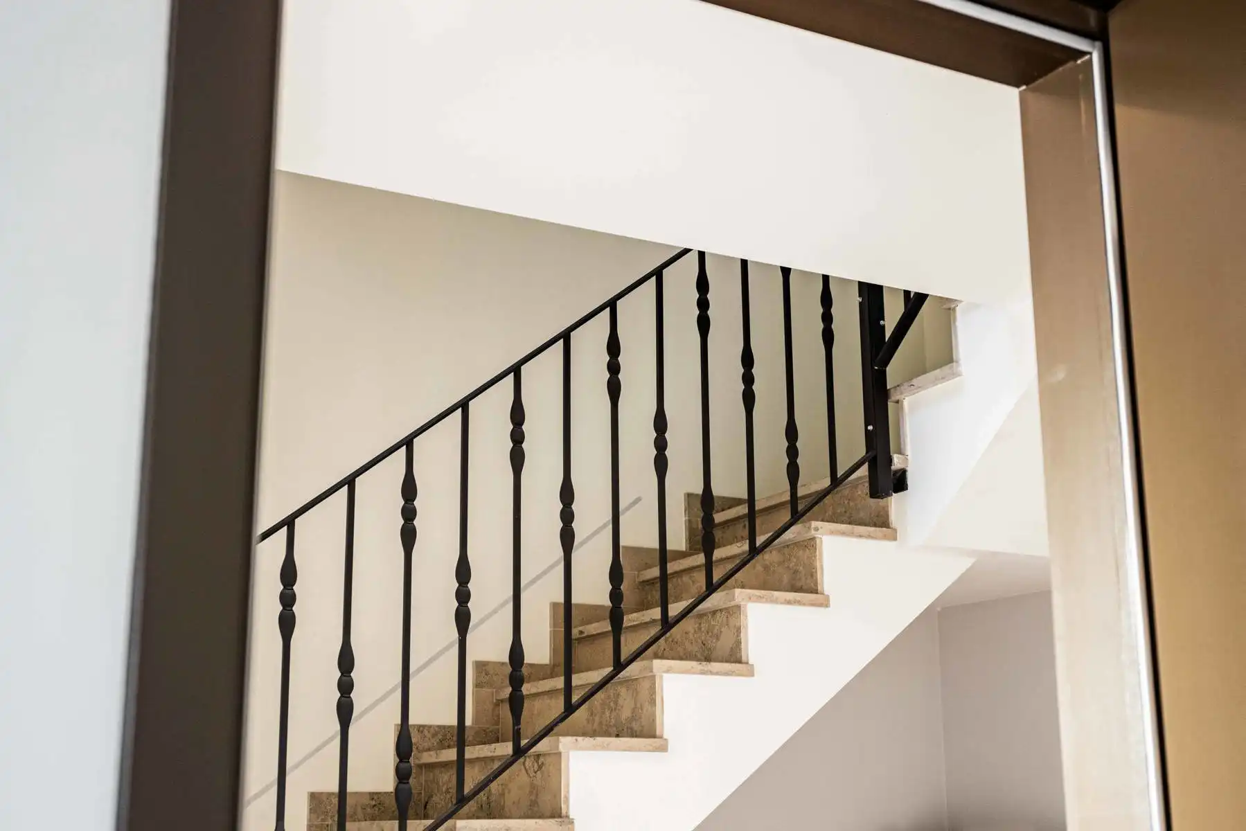 Instapklare recente woning met 4 slaapkamers en 3 badkamers! foto 12