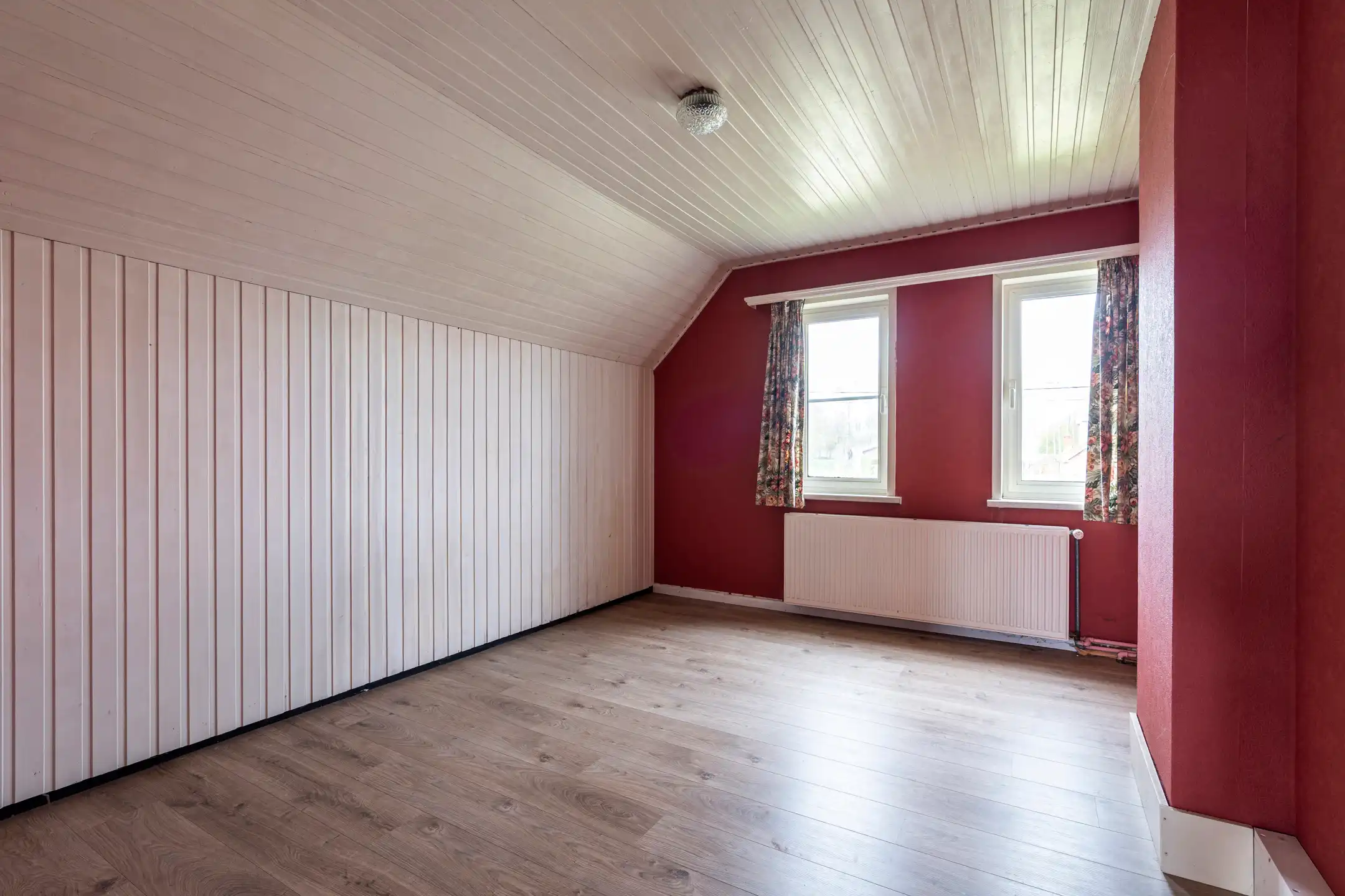  Half open woning met garage/bijgebouw op 610 m² grond. foto 9