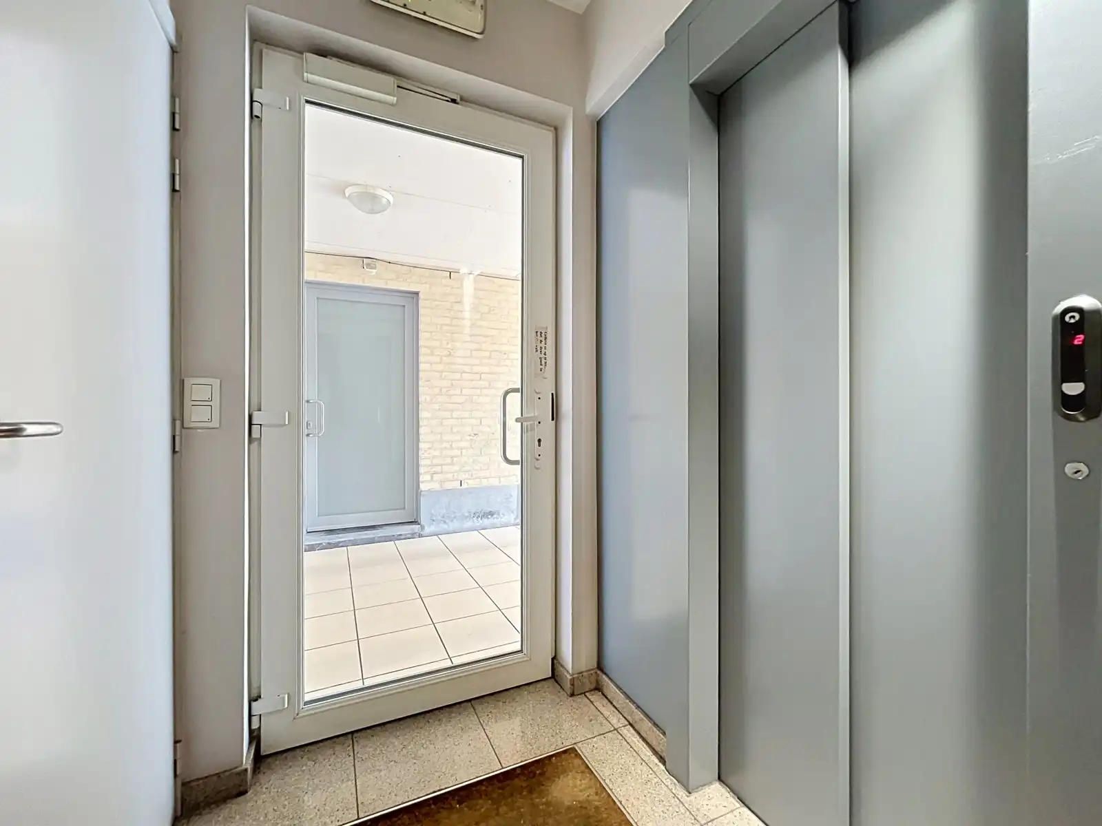 App met 2 slpks - terras - kelder én garagebox foto 3