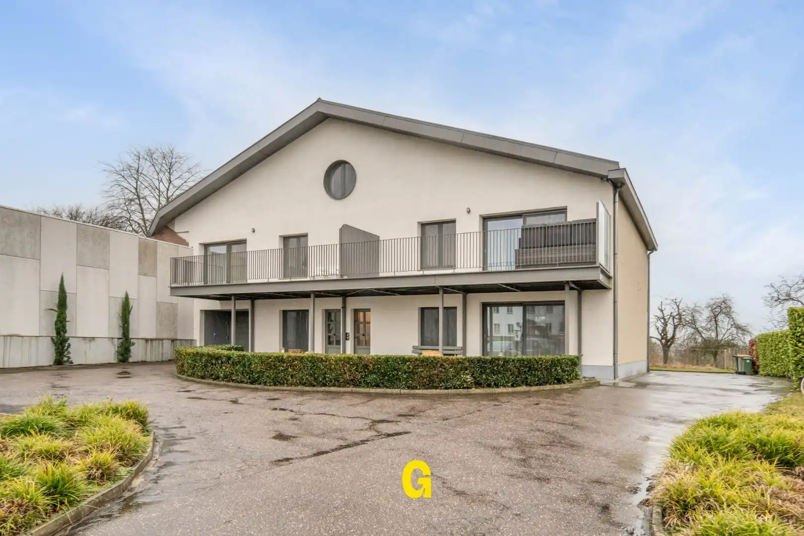Gezellige ruime (214 m² netto) benedenwoning met drie slaapkamers, tuin en garage, met zicht op natuurgebied  foto 2